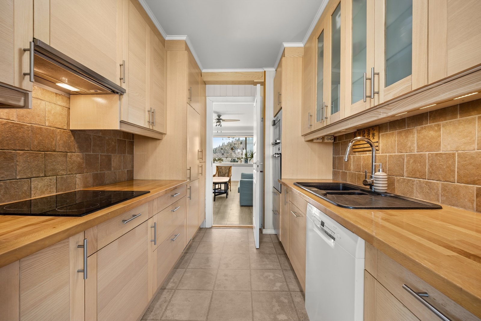 Kjøkkenet er utstyrt med profilerte fronter, heltre benkeplate, integrert komfyr/platetopp og mikro, samt frittstående hvitevarer for øvrig Galleribilde