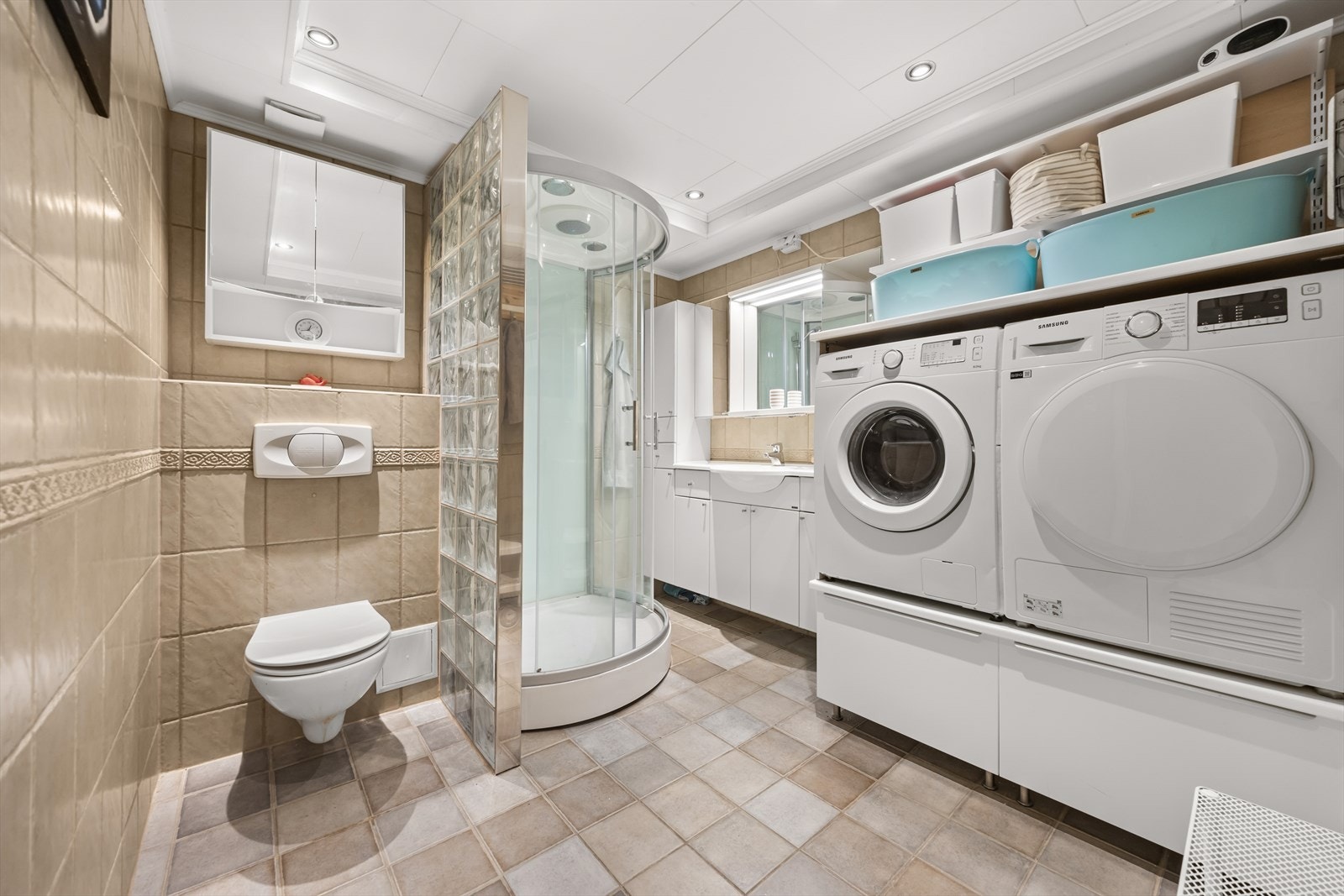 Stort bad med flislagte overflater og varmekabler i gulv Galleribilde