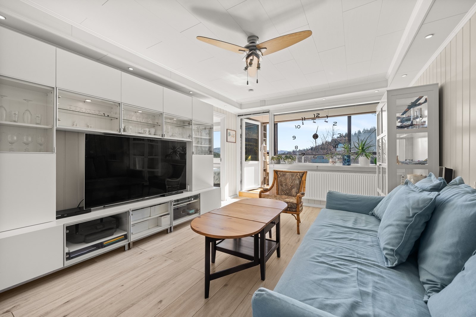 Lys stue med god plass for sofagruppe med tilhørende tv-møblement Galleribilde