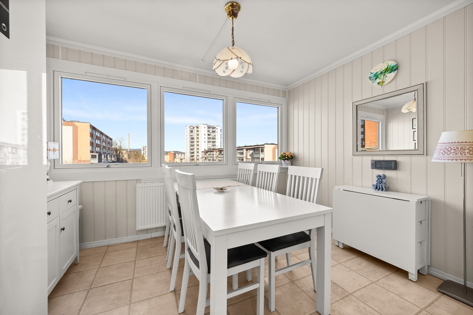 Det er plass for spisebord på kjøkkenet, med flott utsikt via vinduer. Galleribilde