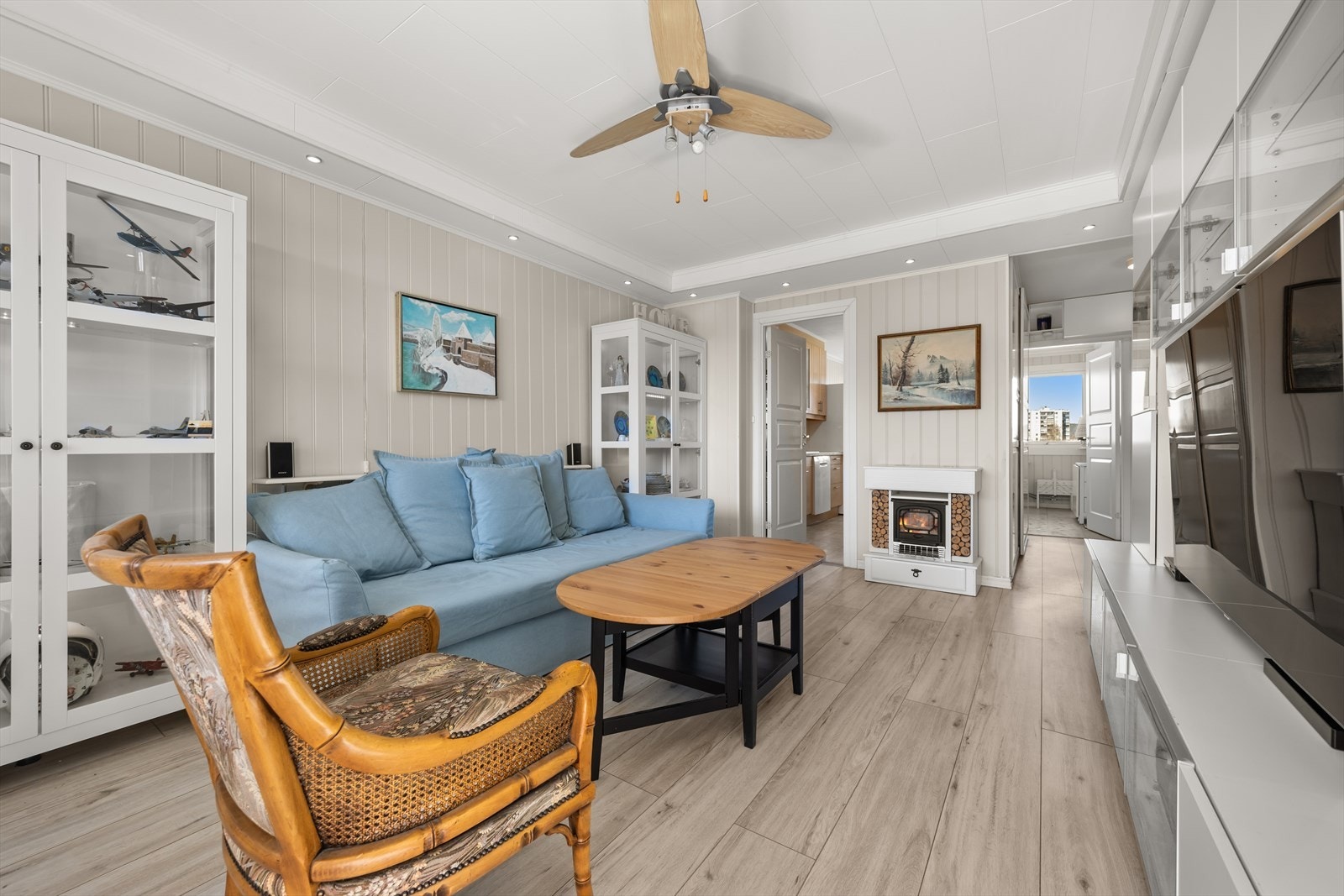 Stuen har innfelte downlights i tak, laminat på gulv og malte vegger Galleribilde