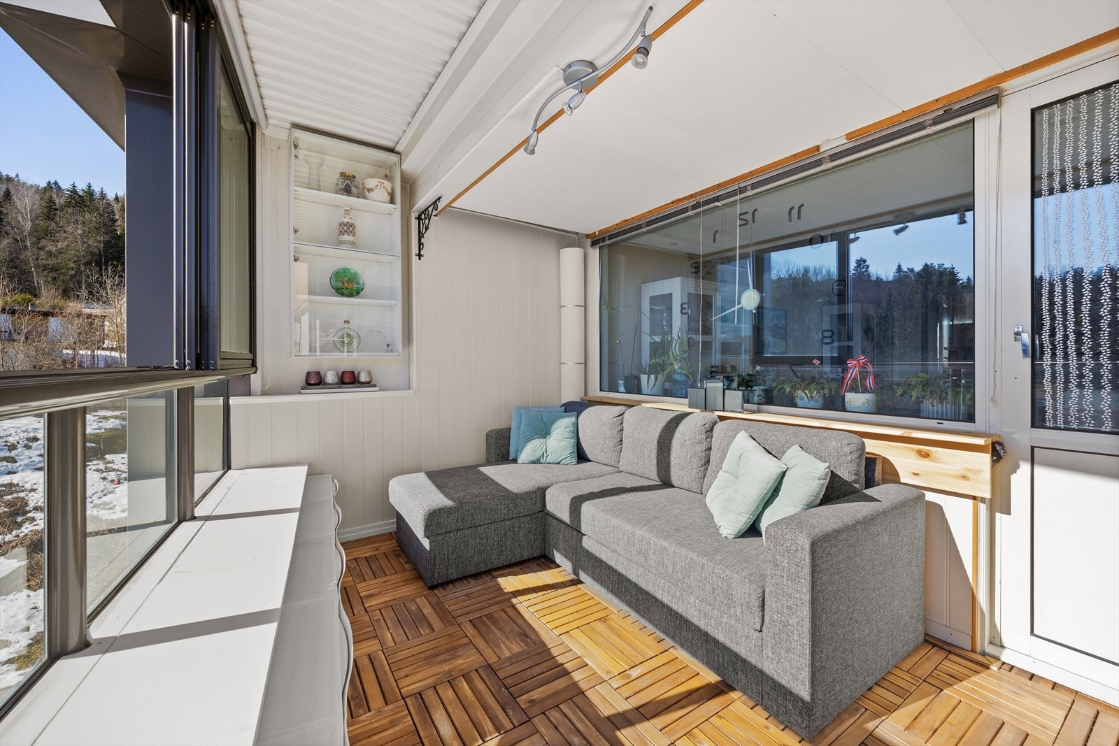 Fra stuen er det adkomst til innglasset balkong Galleribilde