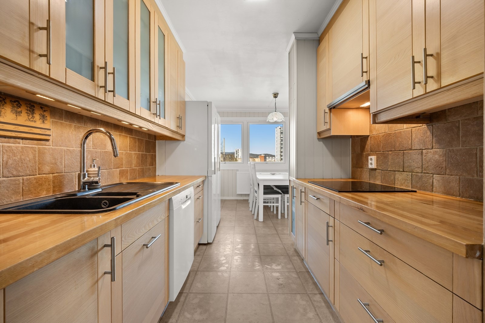 Pent kjøkken fra 2008 med innredning fra Ikea Galleribilde