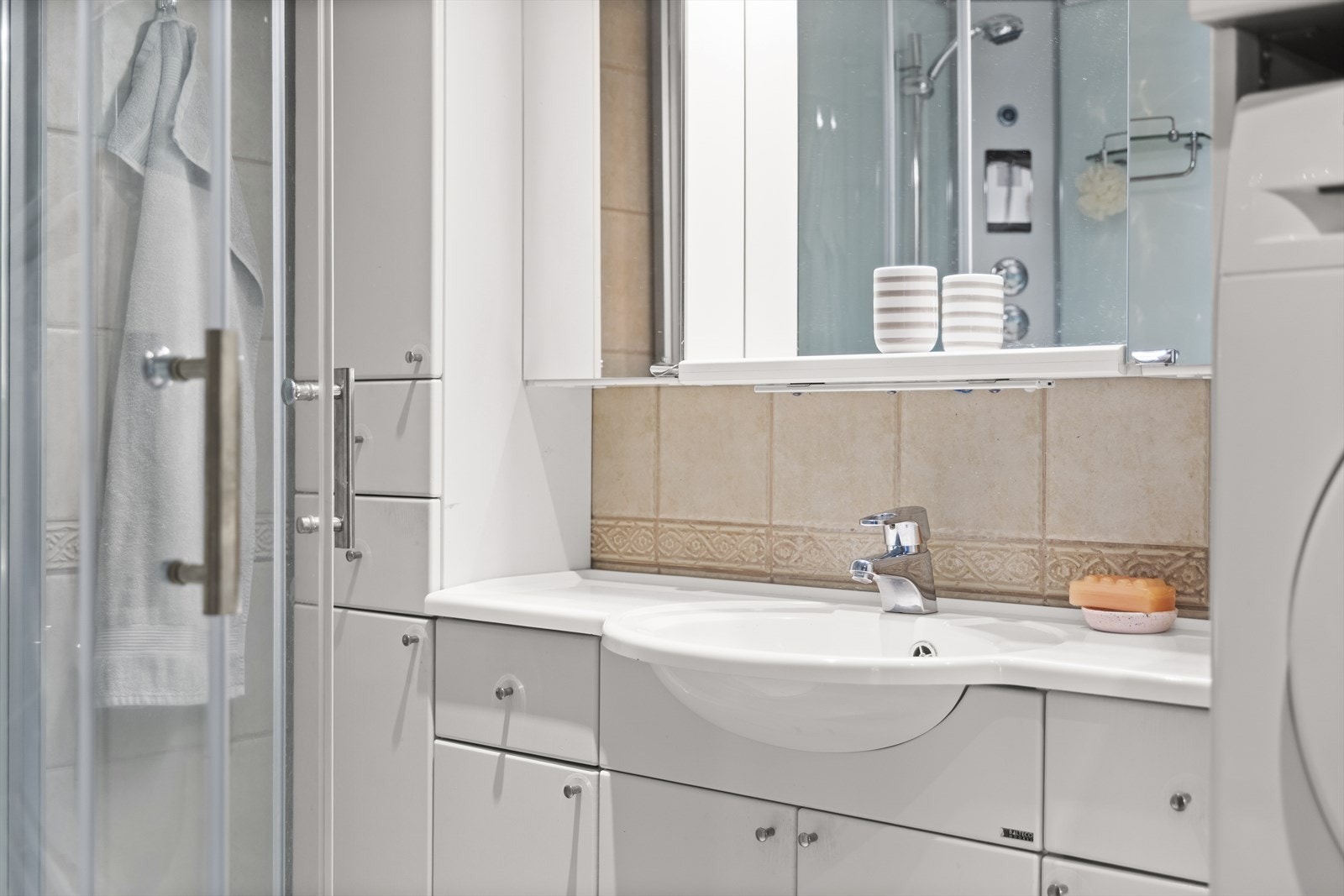 Servant med underskap og god lagringsplass Galleribilde