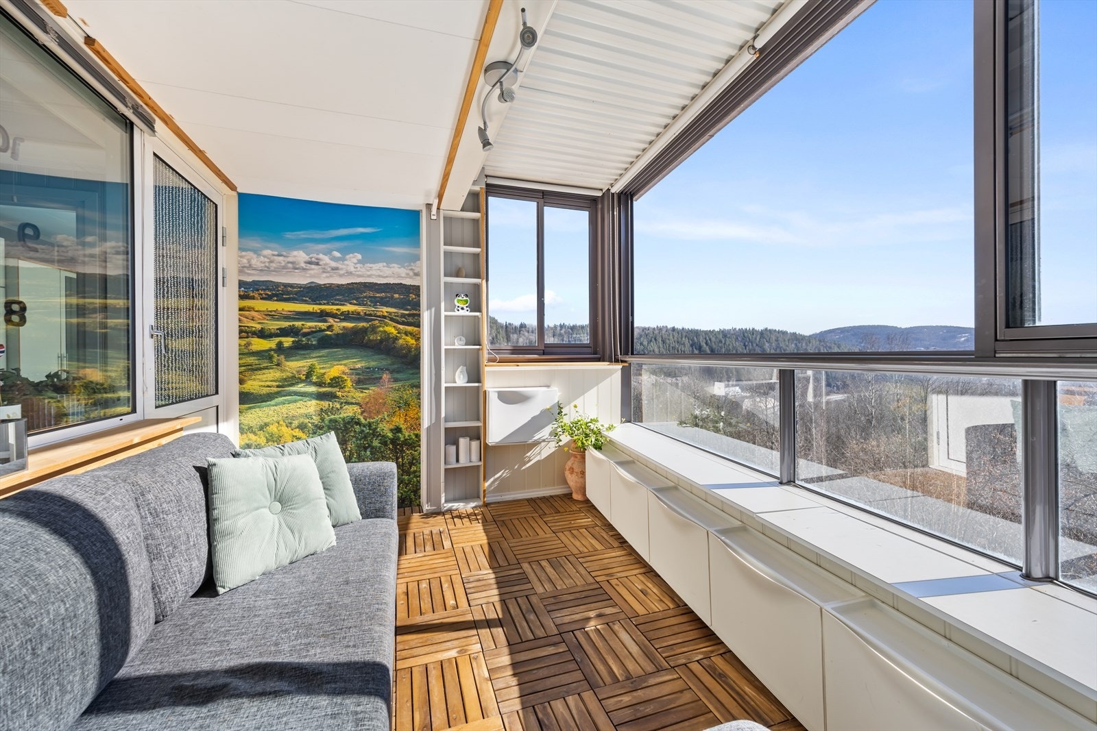 Velkommen til Lauritz Hervigs vei 105G! Balkongen har gode solforhold og fin utsikt Galleribilde