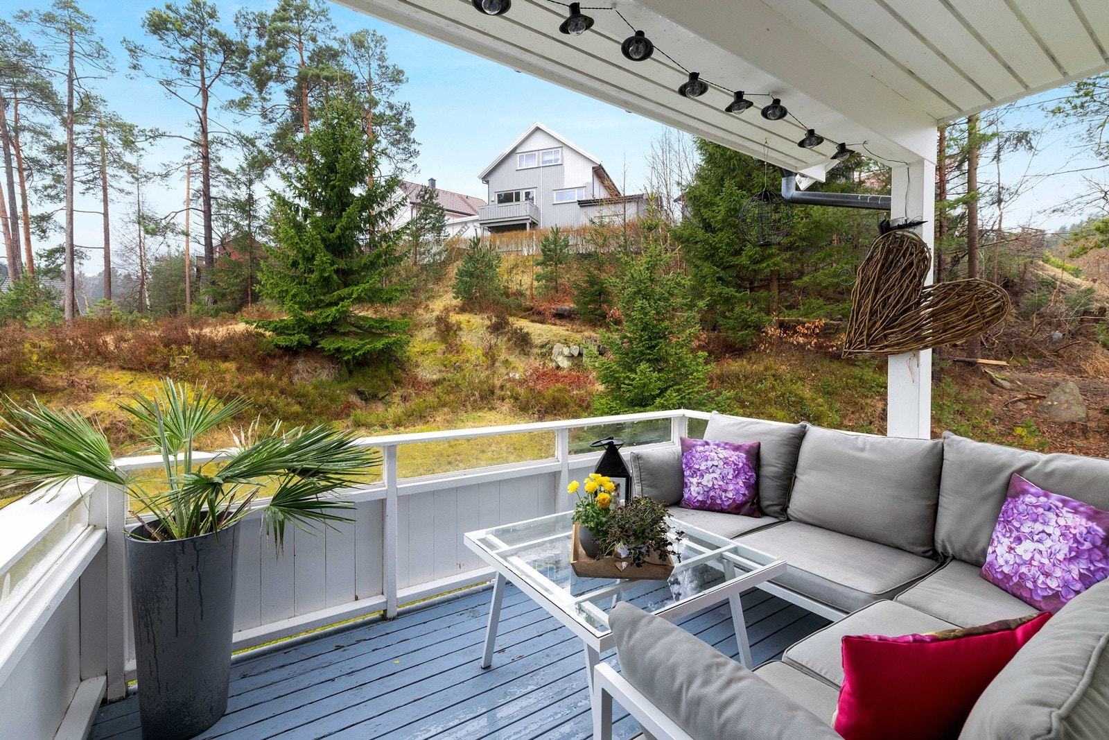 Fra stuen er det utgang til veranda med ettermiddag-/kveldssol og utsikt til lekeplassen på området. Galleribilde