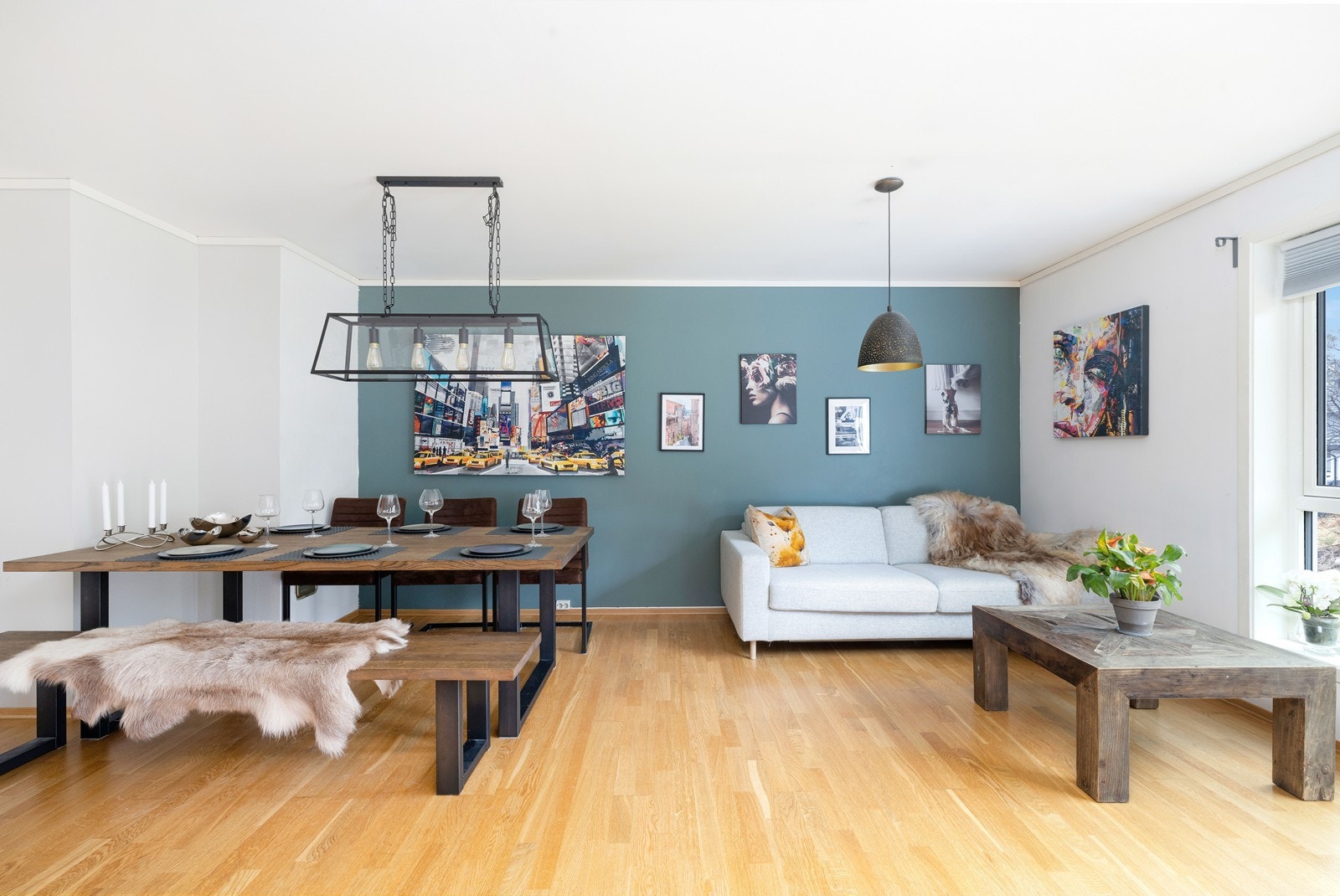 Romslig stue med god plass til både spisebord og sofagruppe. Galleribilde