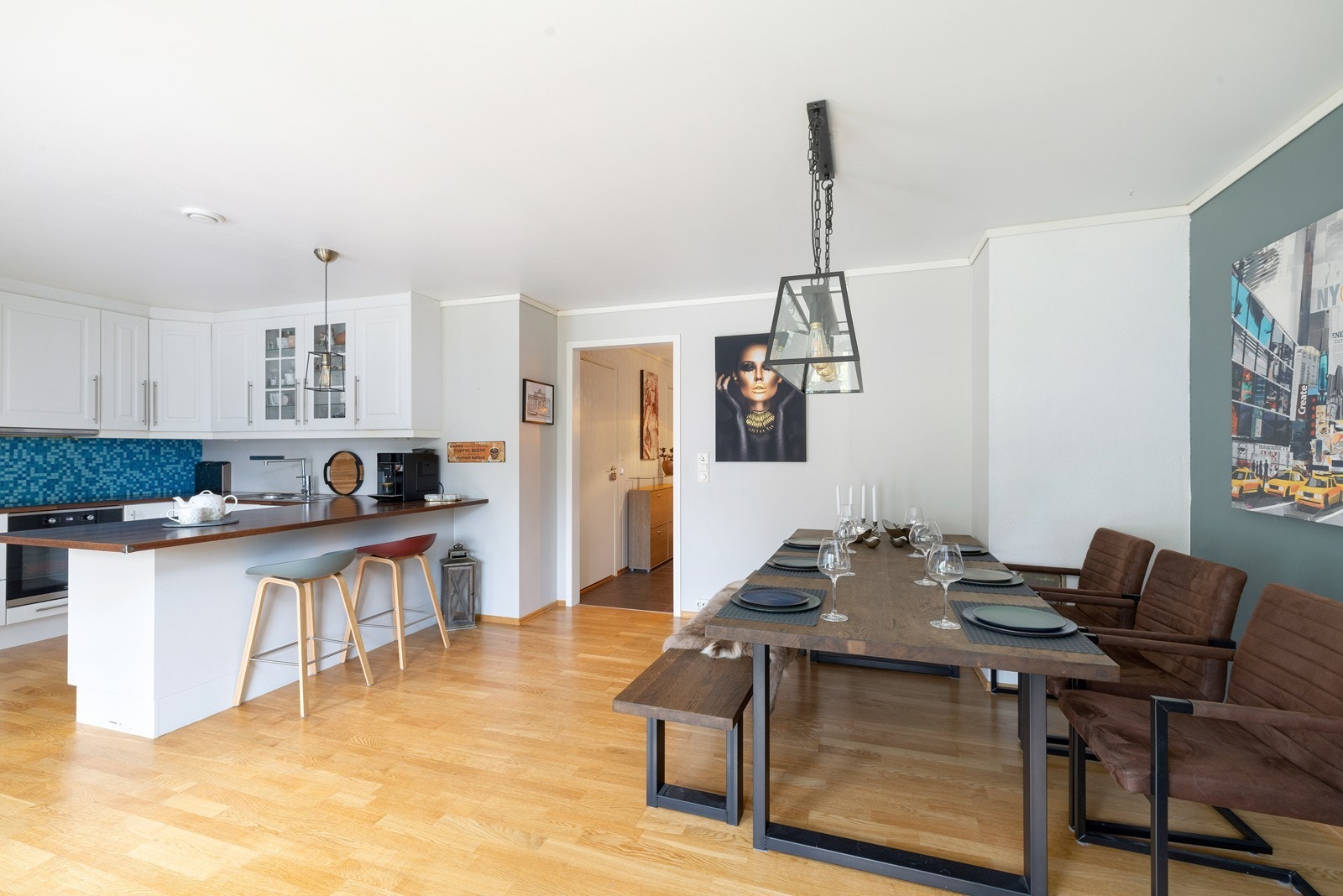 Stuen er åpen mot kjøkken. Galleribilde