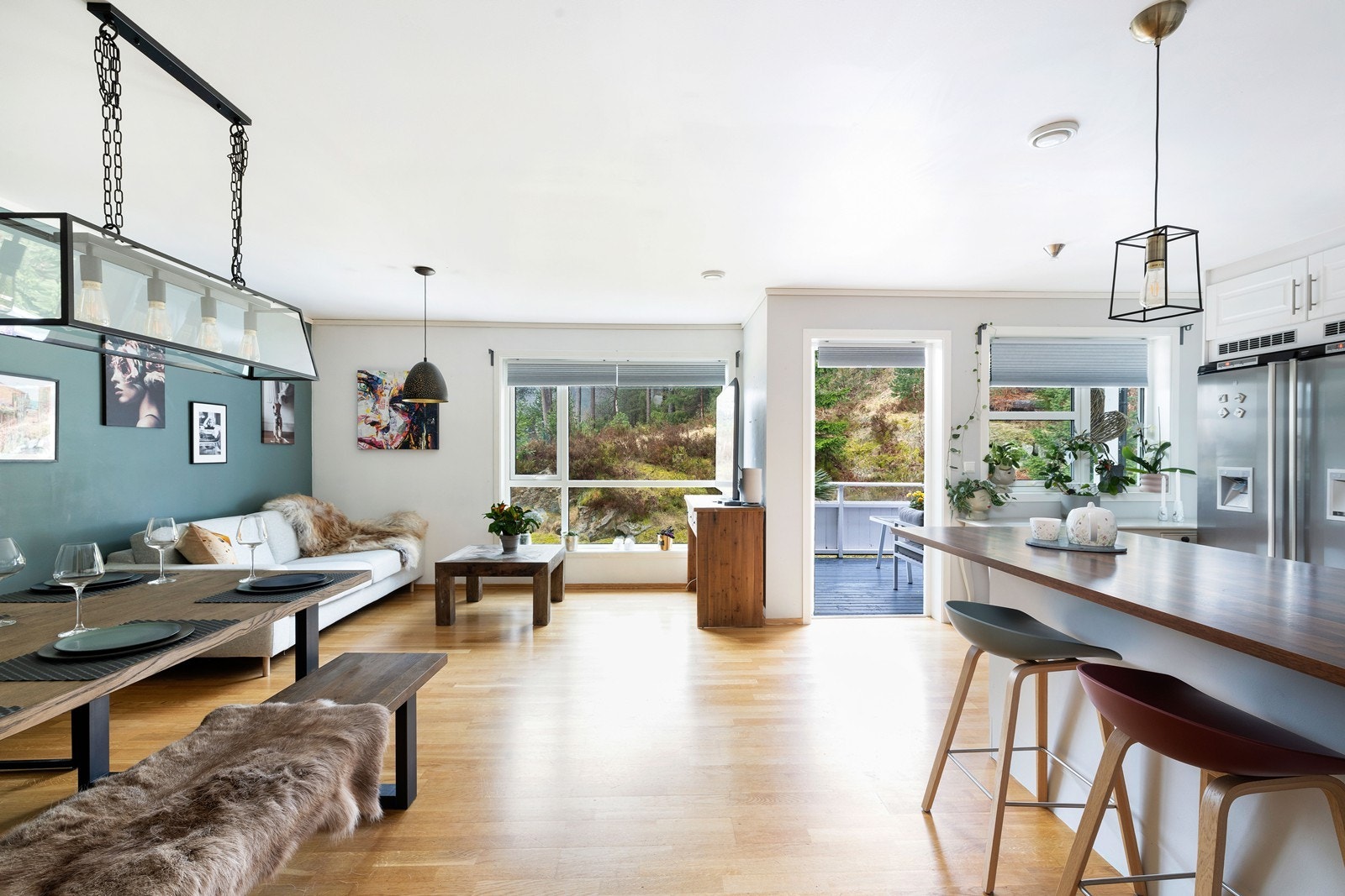 En stor og pen 5-roms leilighet over 2 etasjer. Utgang til solrik veranda. Reservert p.plass. Galleribilde