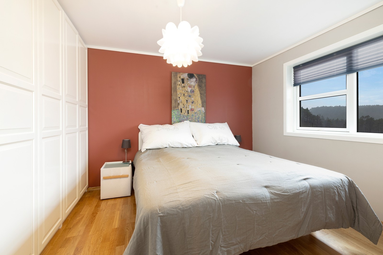 Hovedsoverom med god plass til klesskap. Galleribilde