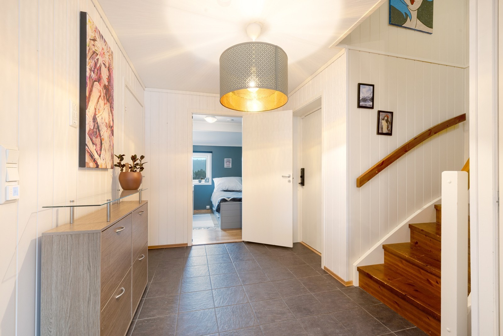 Flislagt gang/entrè med varme i gulv. God plass til å henge av seg ytterklær og sko. Galleribilde