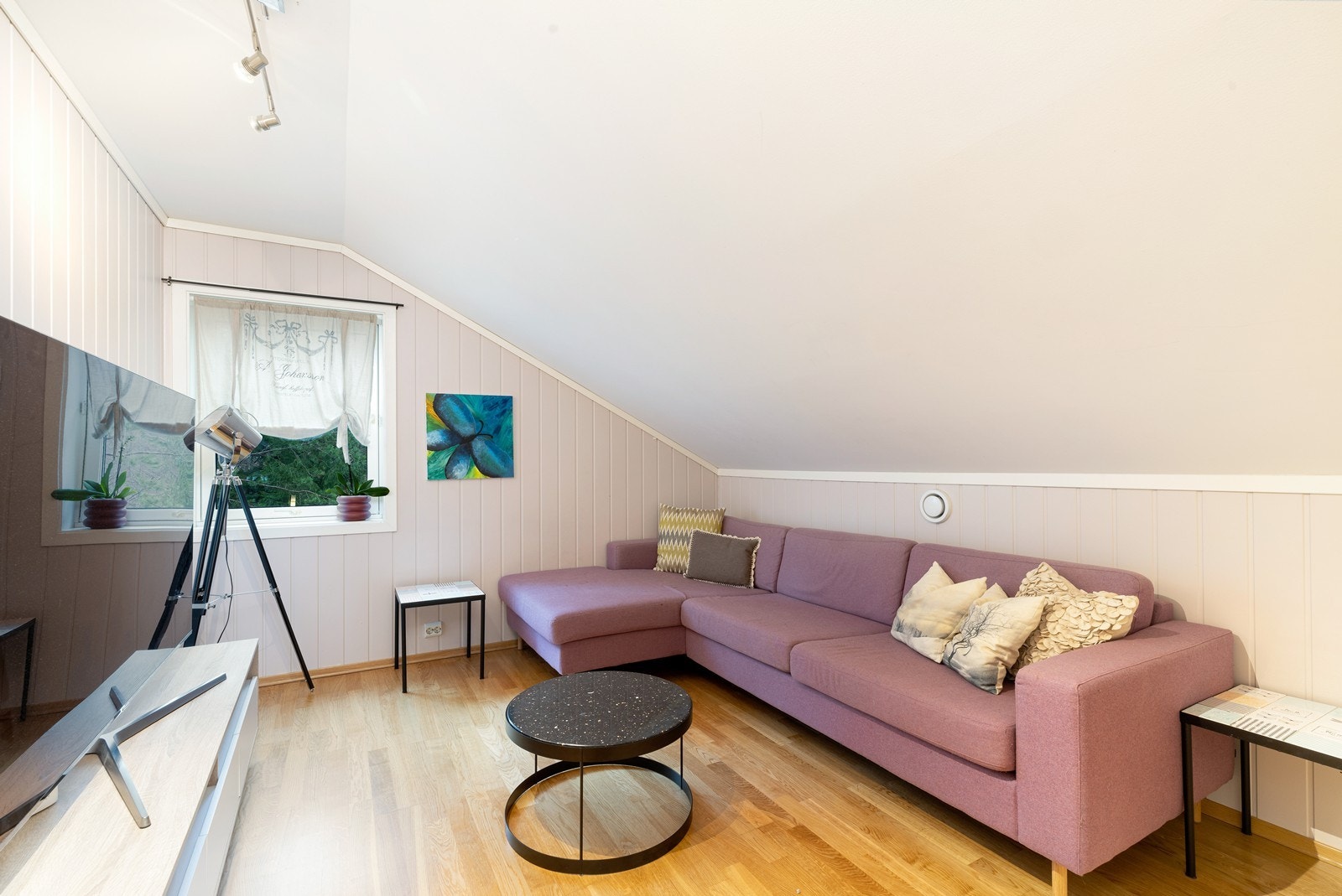 Soverom 3. Innredet som loftstue. Galleribilde