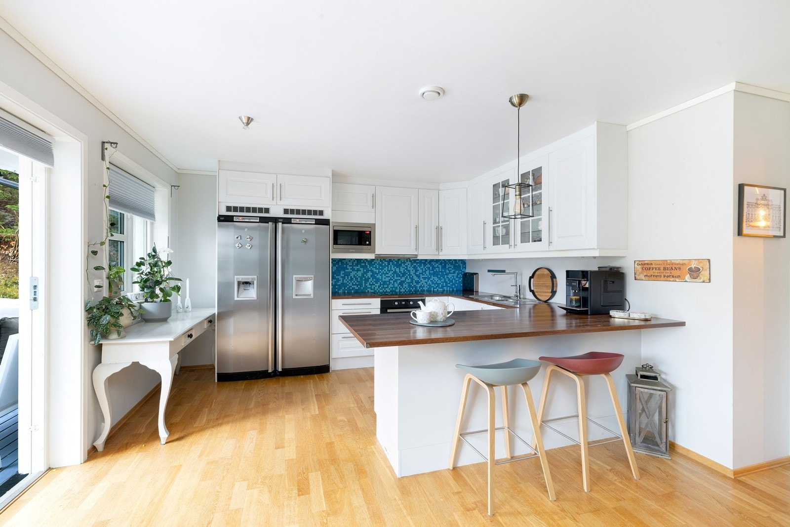 Kjøkken med hvite profilert fronter og laminat benkeplate. Galleribilde