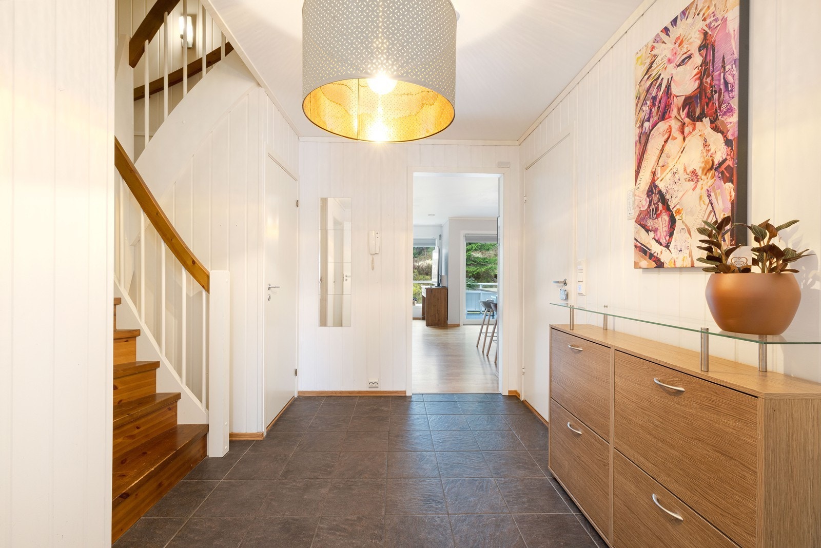 Bod under trapp. Galleribilde