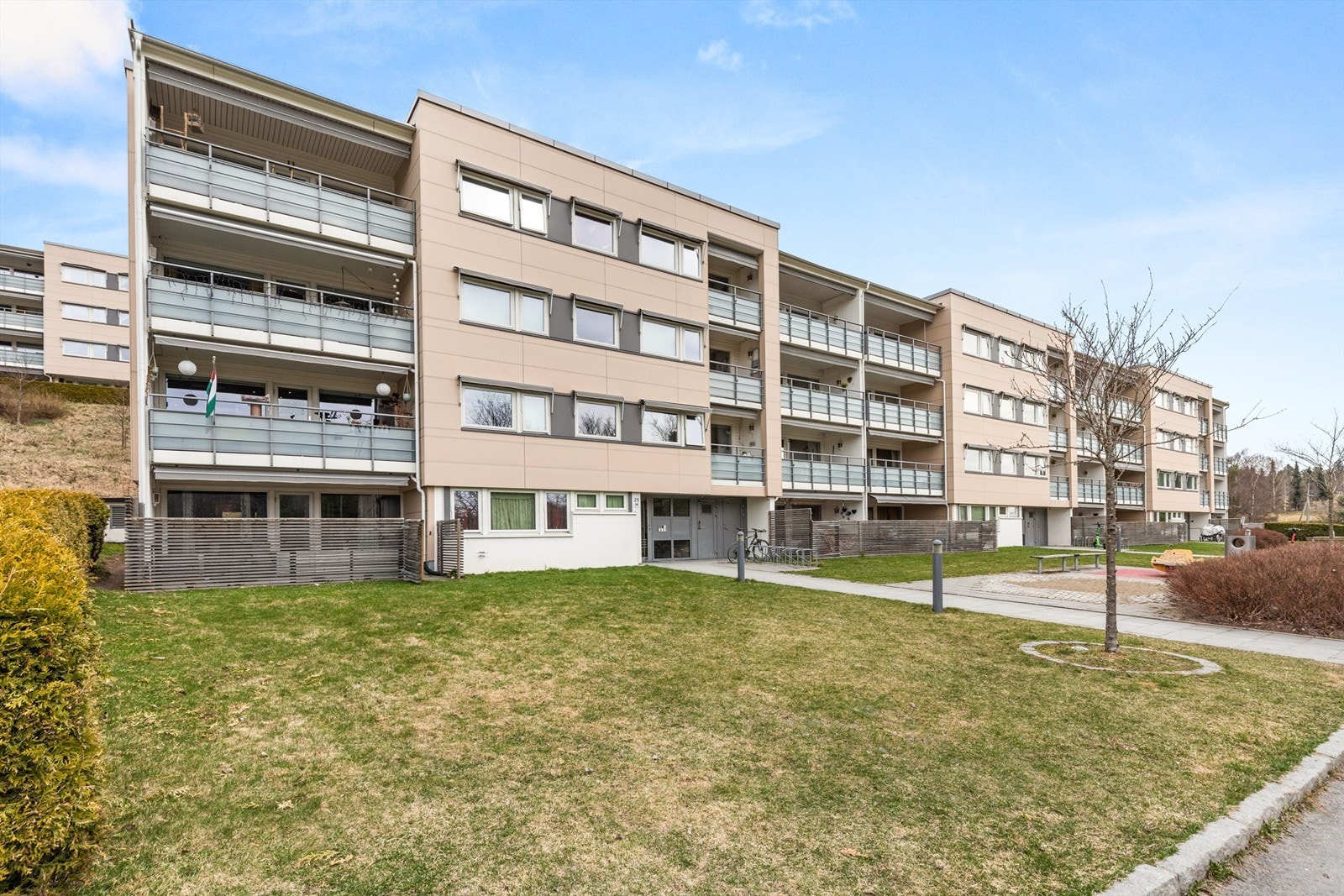 Boligen har en meget familie- og barnevennlig beliggenhet med flotte grøntområder og parker i umiddelbar nærhet. Galleribilde