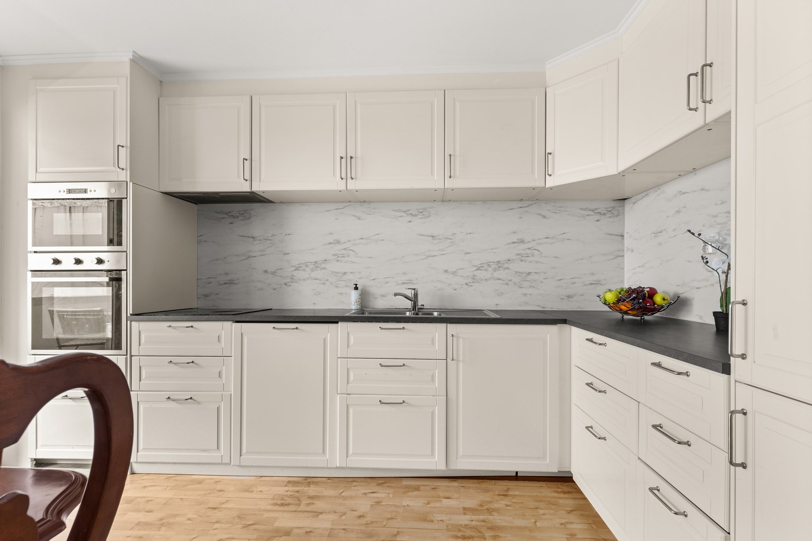 Kjøkkeninnredning fra Ikea med profilerte fronter og laminat benkeplate med nedfelt vask. Galleribilde