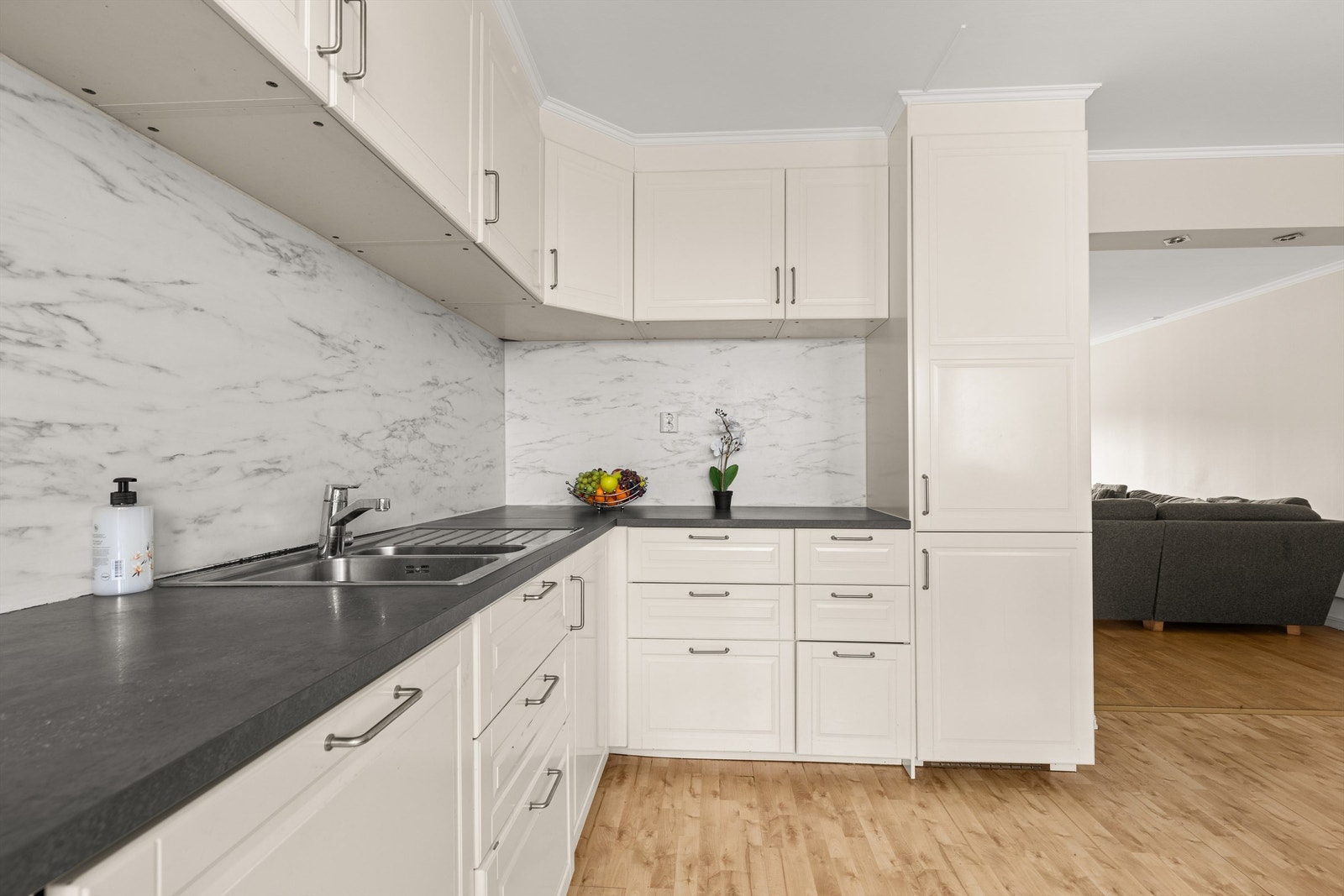 Leilighetens kjøkken er lyst og romslig og ligger i en delvis åpen løsning mot stuen. Galleribilde