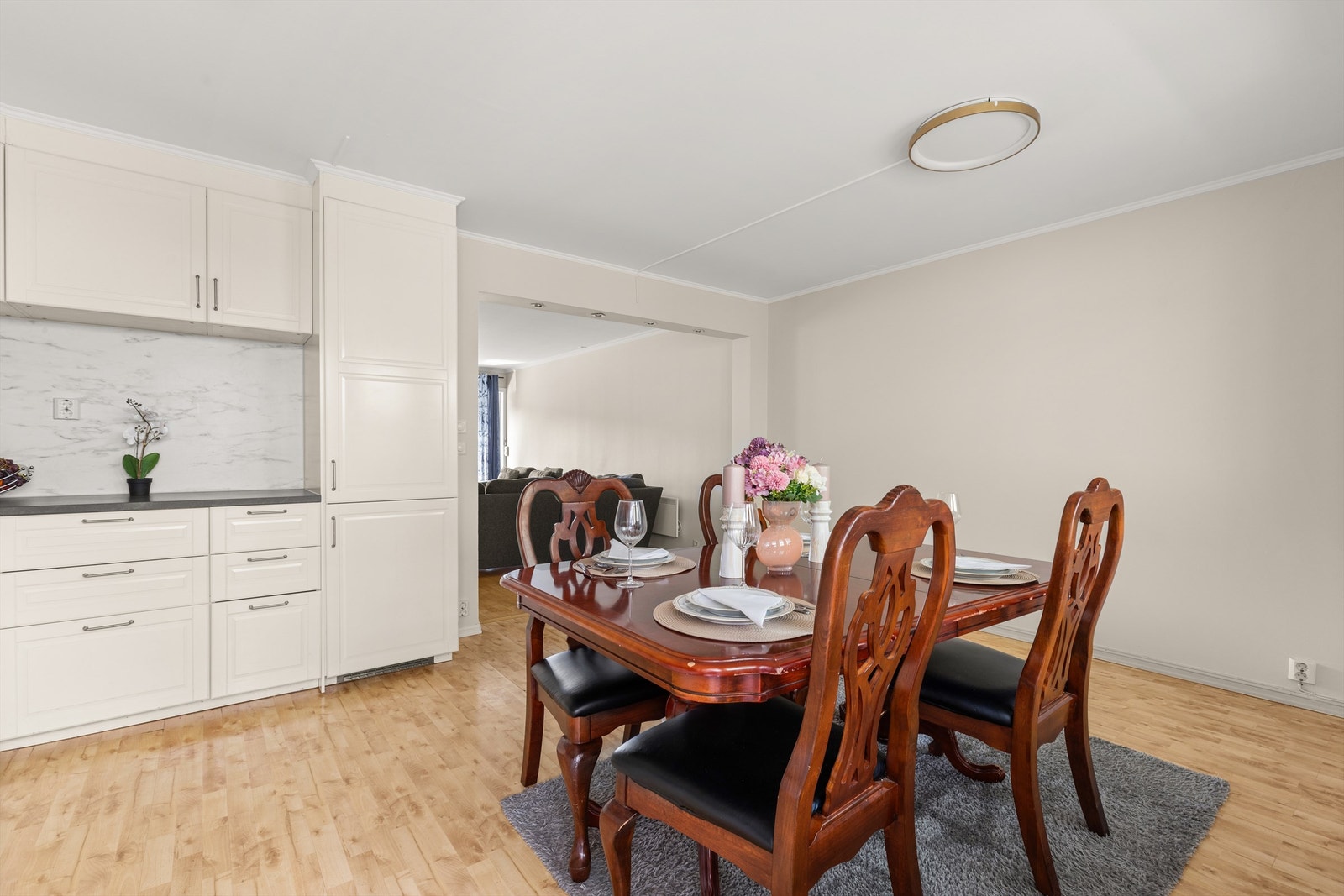 Det er rikelig med oppbevaringsplass i både skuffer og skap. Den gode benkeplassen gjør det enkelt å diske opp lekre retter. Galleribilde