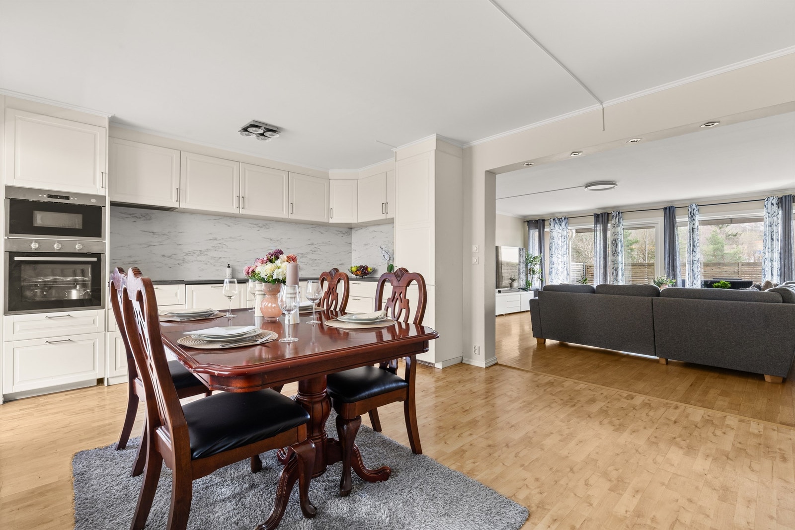 Integrerte hvitevarer i innredning med platetopp, stekeovn, mikro, oppvaskmaskin og kjøl/fryseskap. Galleribilde