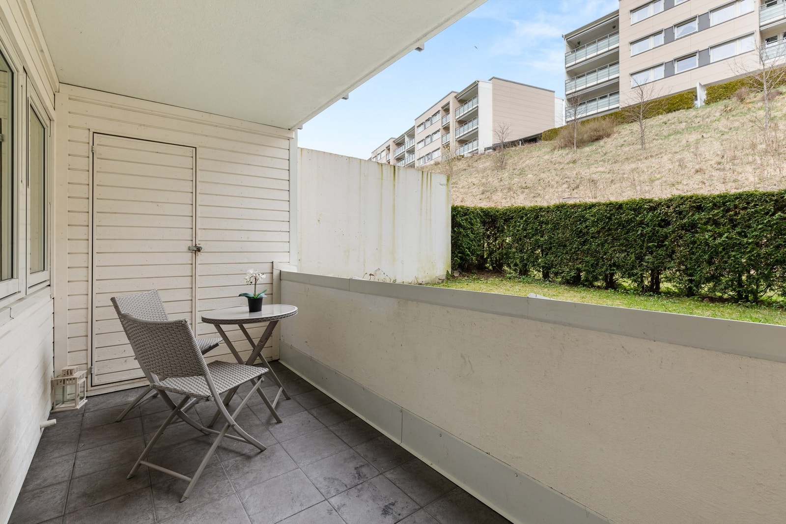 Terrassen er nordvendt og er på 6 kvm. Her kan du fint innrede med et hyggelig møblement. Fra terrassen har du også tilgang til leilighetens utebod på 2 kvm. Galleribilde