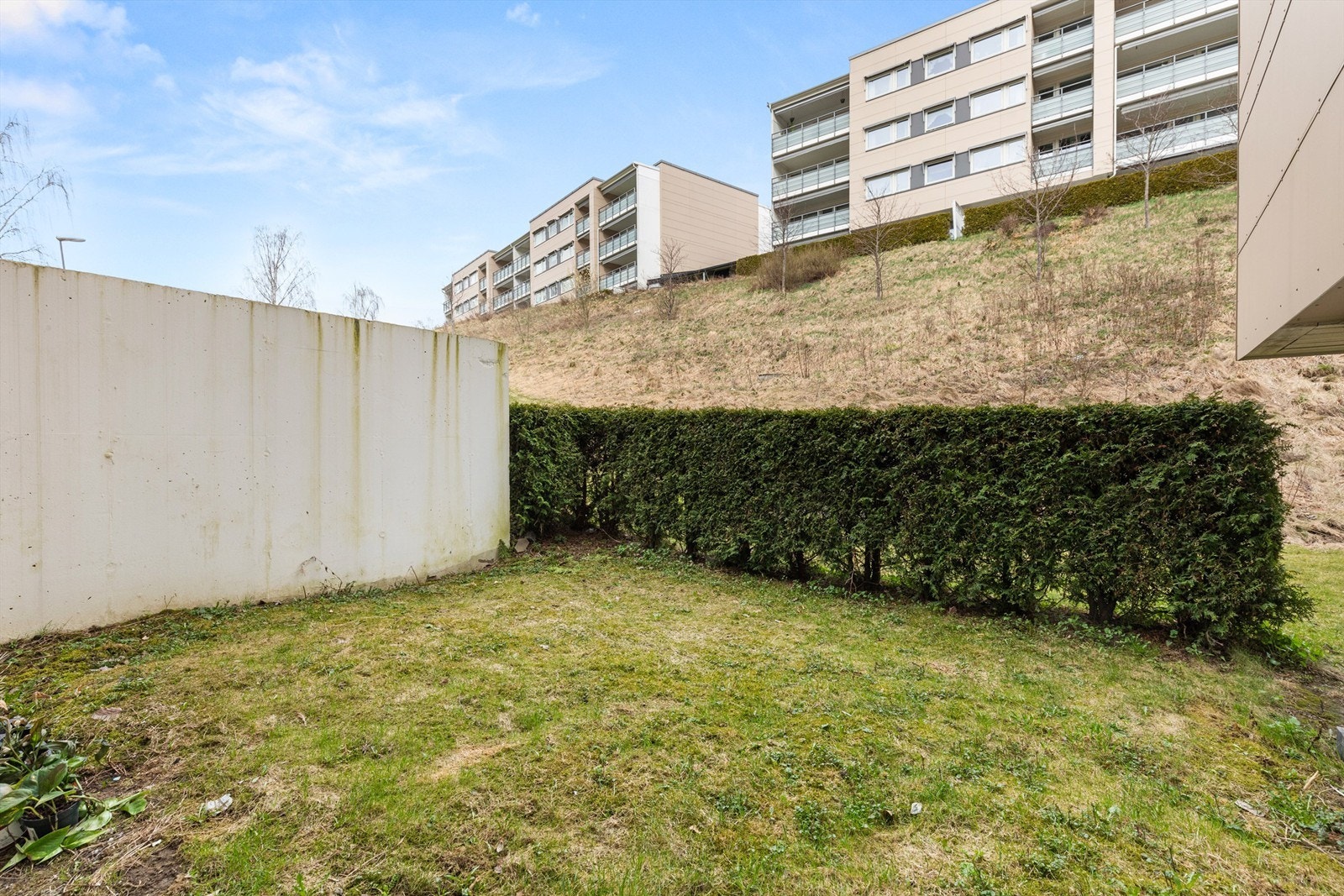 En fin hageflekk utenfor terrassen - her er det god plass for de minste å boltre seg, sommer som vinter. Galleribilde