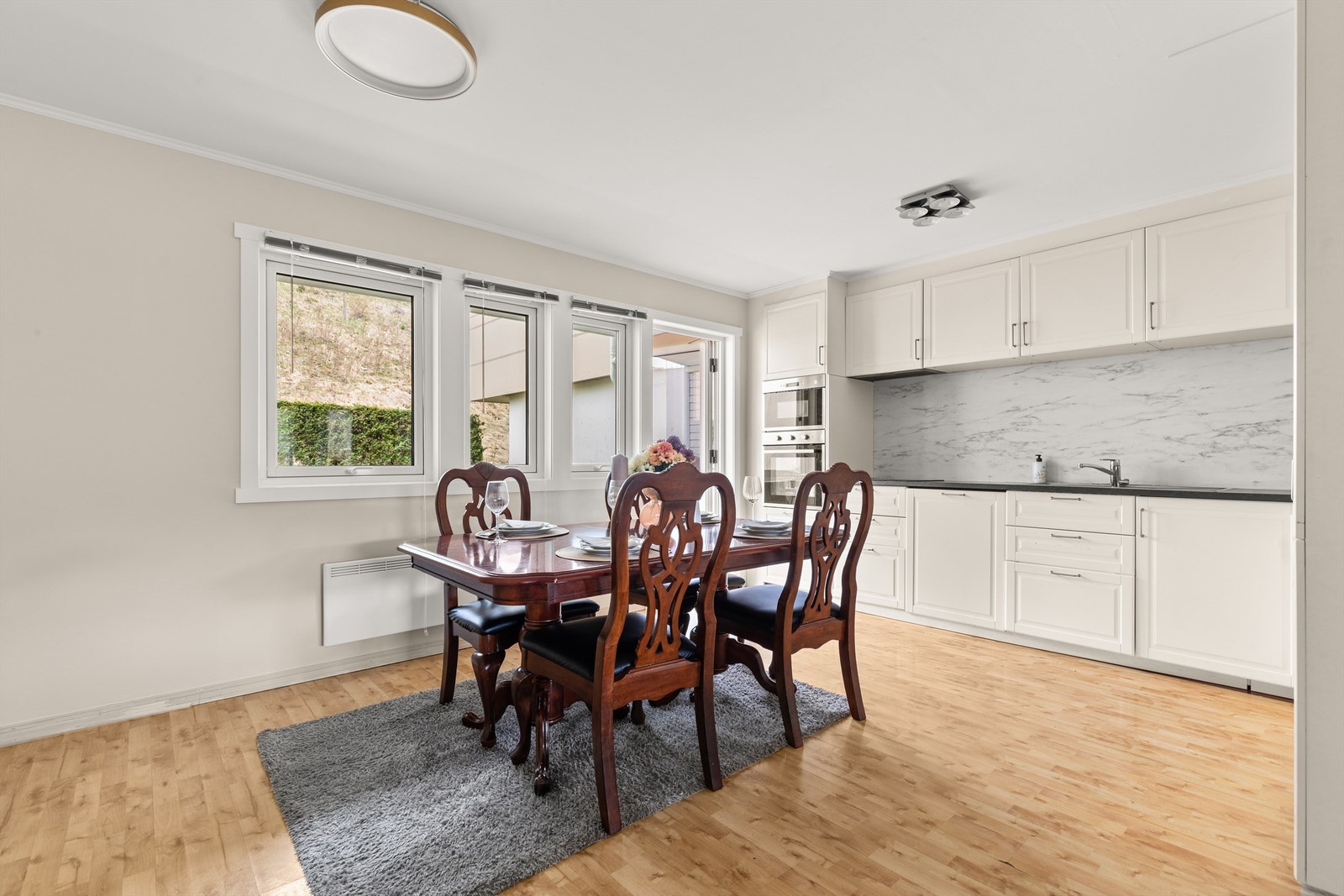 Grunnet rommets størrelse er det en naturlig plass å innrede med spisebord. Her kan du invitere venner og familie over på hyggelige sammenkomster. Galleribilde