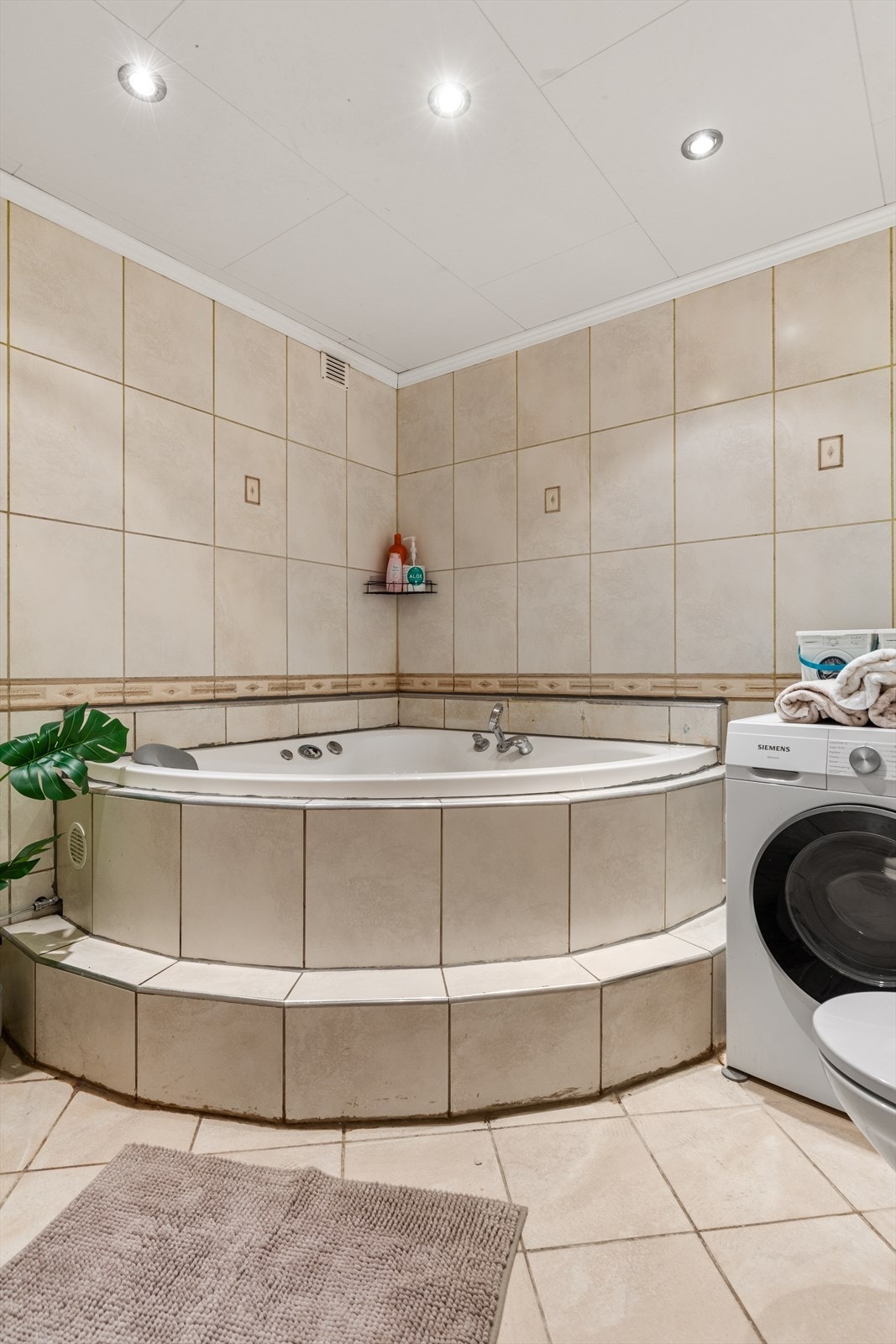 Videre har badet et barnevennlig og innmuret badekar. Galleribilde