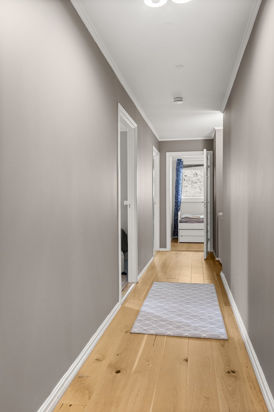 Fra entréen har du adkomst til alle boligens soverom, en meget praktisk og familievennlig planløsning. Galleribilde