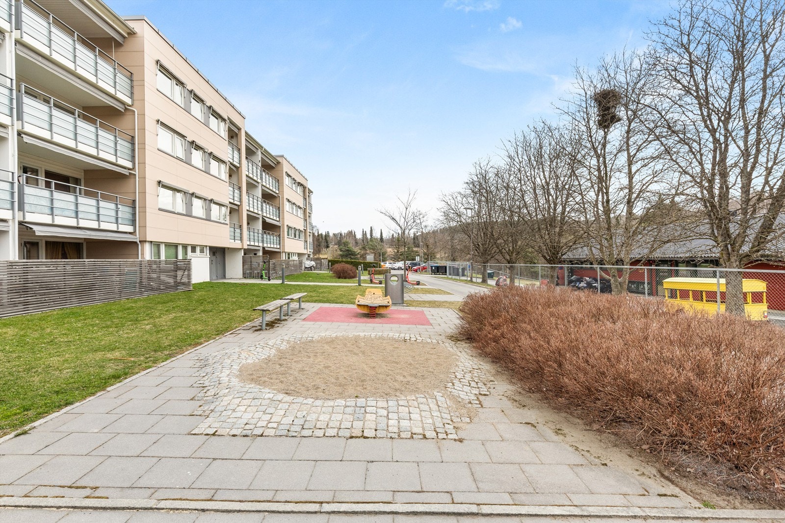 Pent opparbeidede fellesområder med gressplener, lekeplasser og flere sittegrupper. Galleribilde