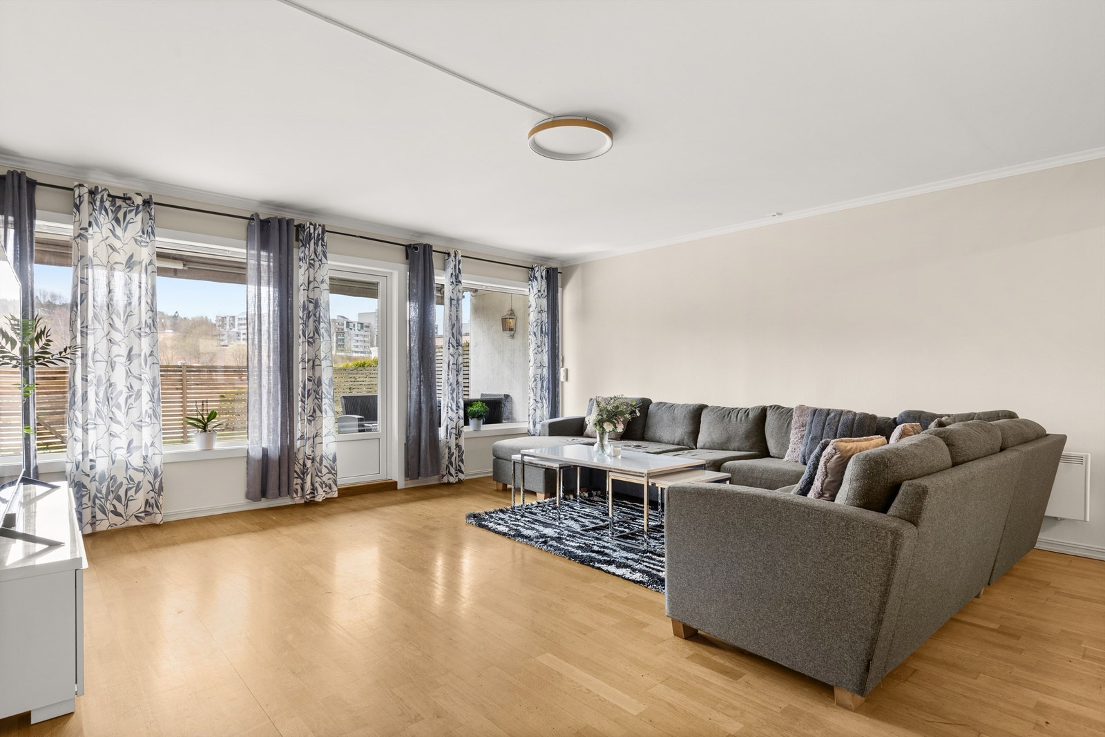 Fra stuen har du utgang til en av leilighetens markterrasser. Galleribilde