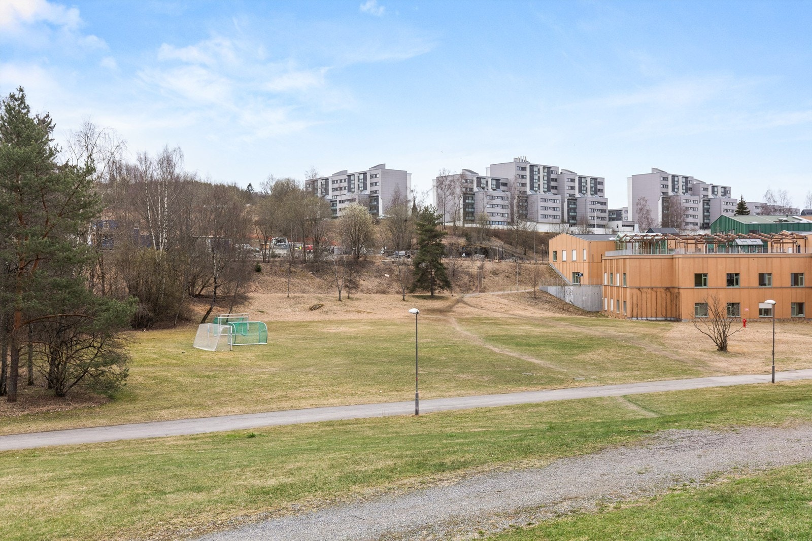 Godt vedlikeholdt og opparbeidede grøntområder omkranser leiligheten - meget barnevennlig! Galleribilde
