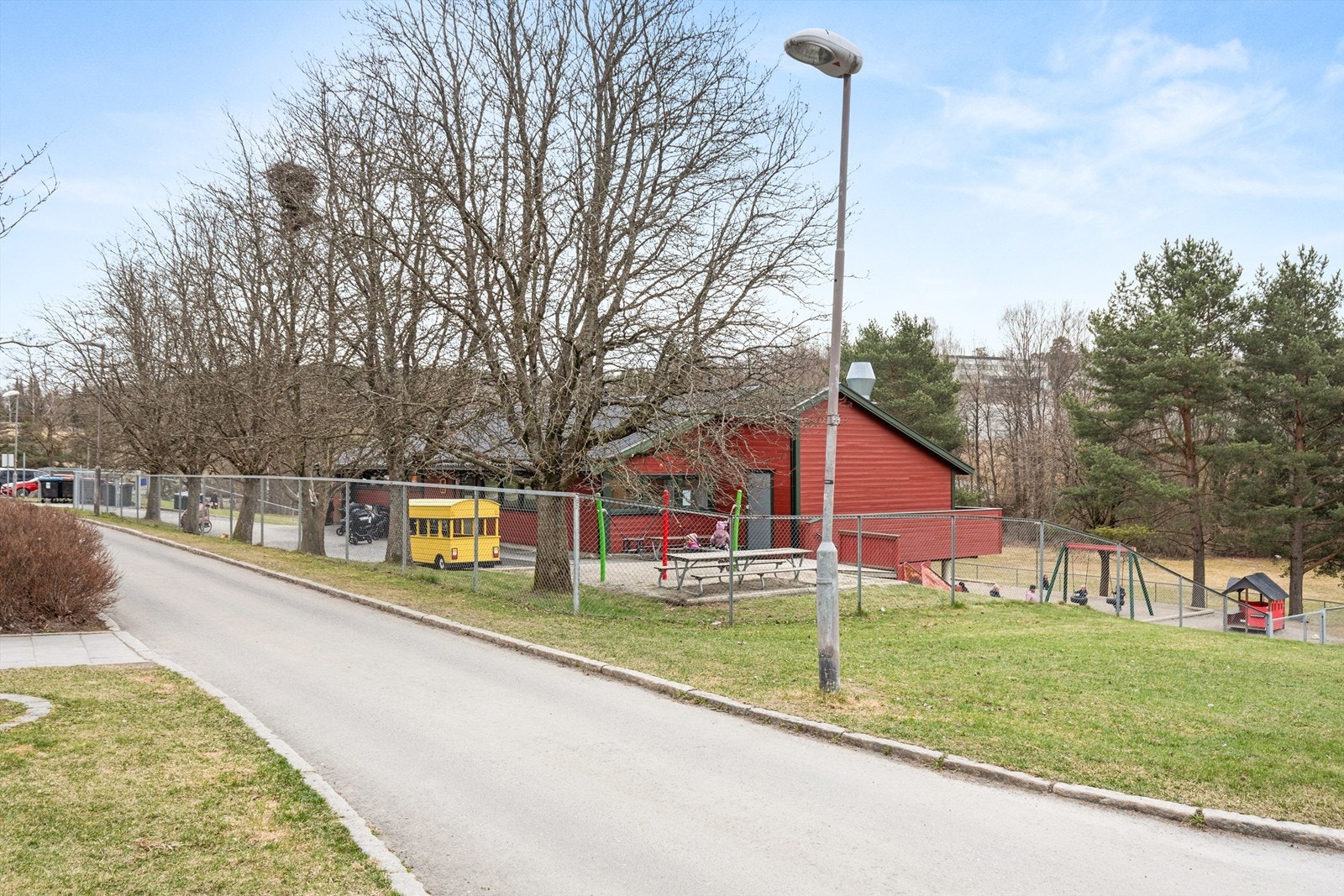 Populær beliggenhet på Høybråten med nærhet til en rekke barnehage- og skoletilbud. Østmarka med gode tur- og rekreasjonsmuligheter er også i nærheten. Galleribilde