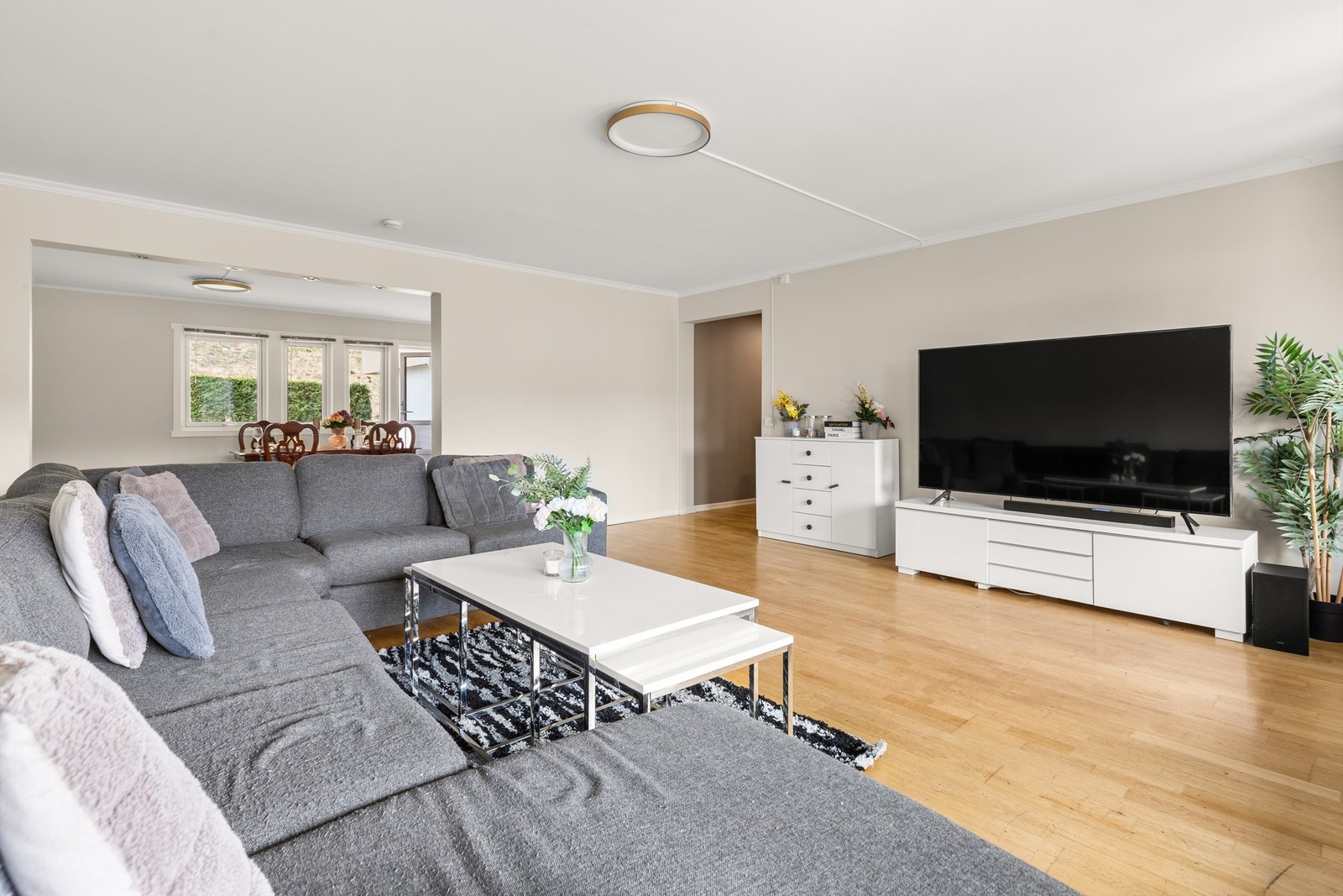 En lys og familievennlig 4-roms leilighet med romslige marketerrasser. Galleribilde