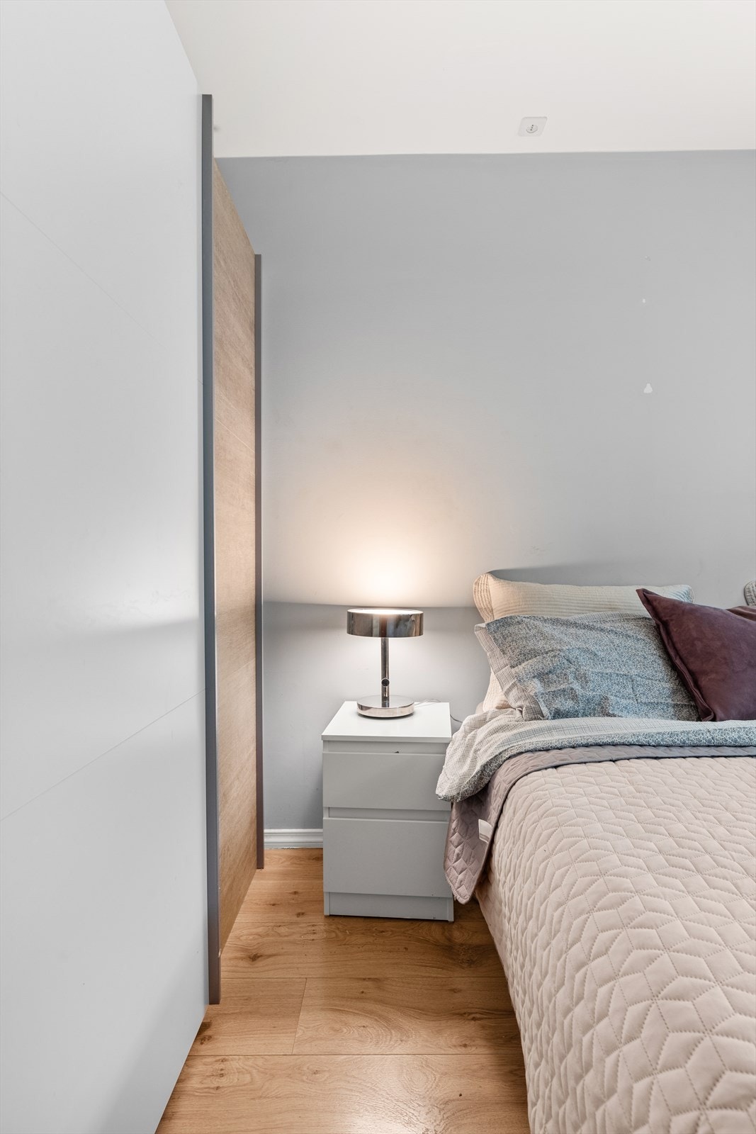 Det er godt med oppbevaringsplass i en romslig og praktisk skyvedørsgarderobe. Galleribilde