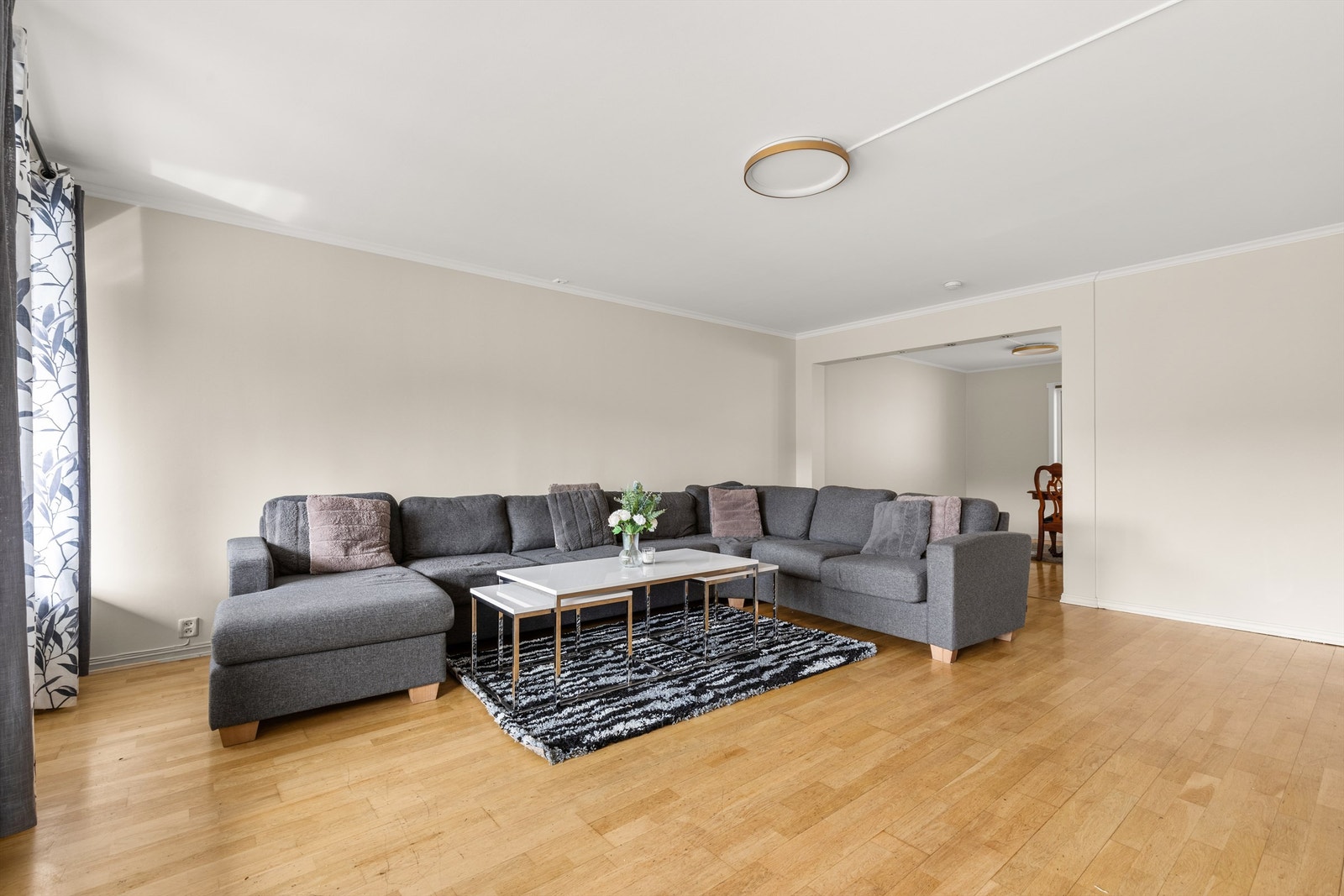 Stuen er svært romslig og har god plass til sofagruppe med tilhørende salongbord, TV-sjenk eller annet ønskelig stuemøblement. Galleribilde