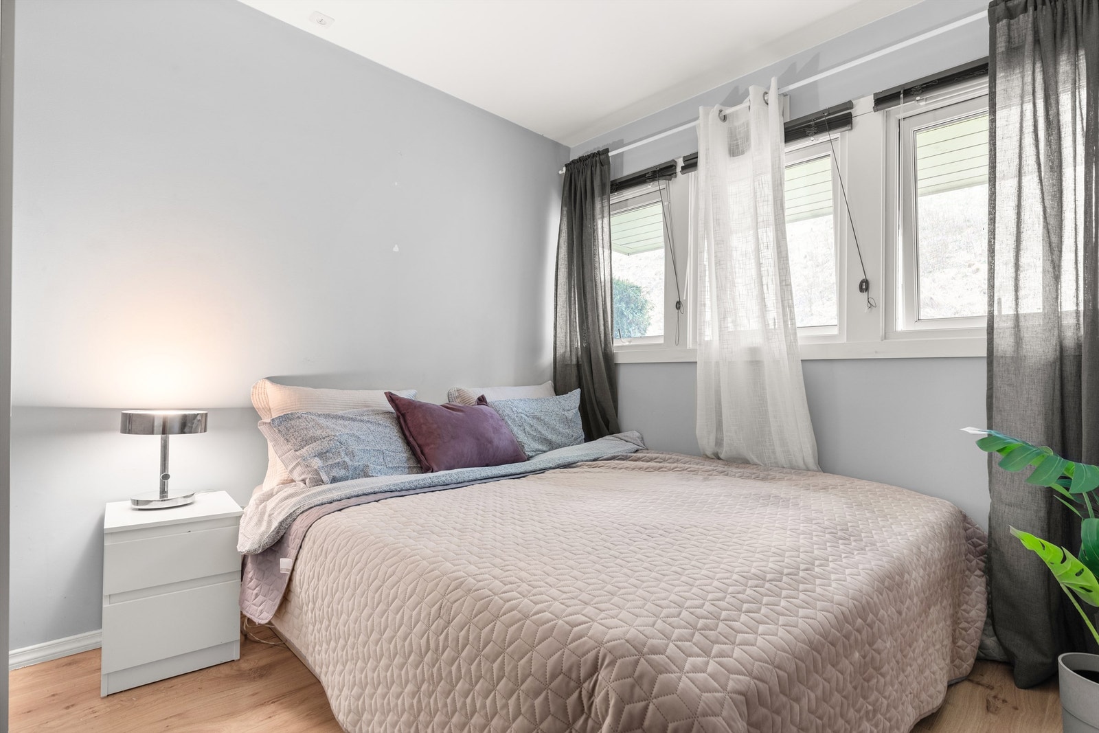 Hovedsoverommet er av god størrelse og kan enkelt innredes med både dobbeltseng og tilhørende nattbord. Galleribilde