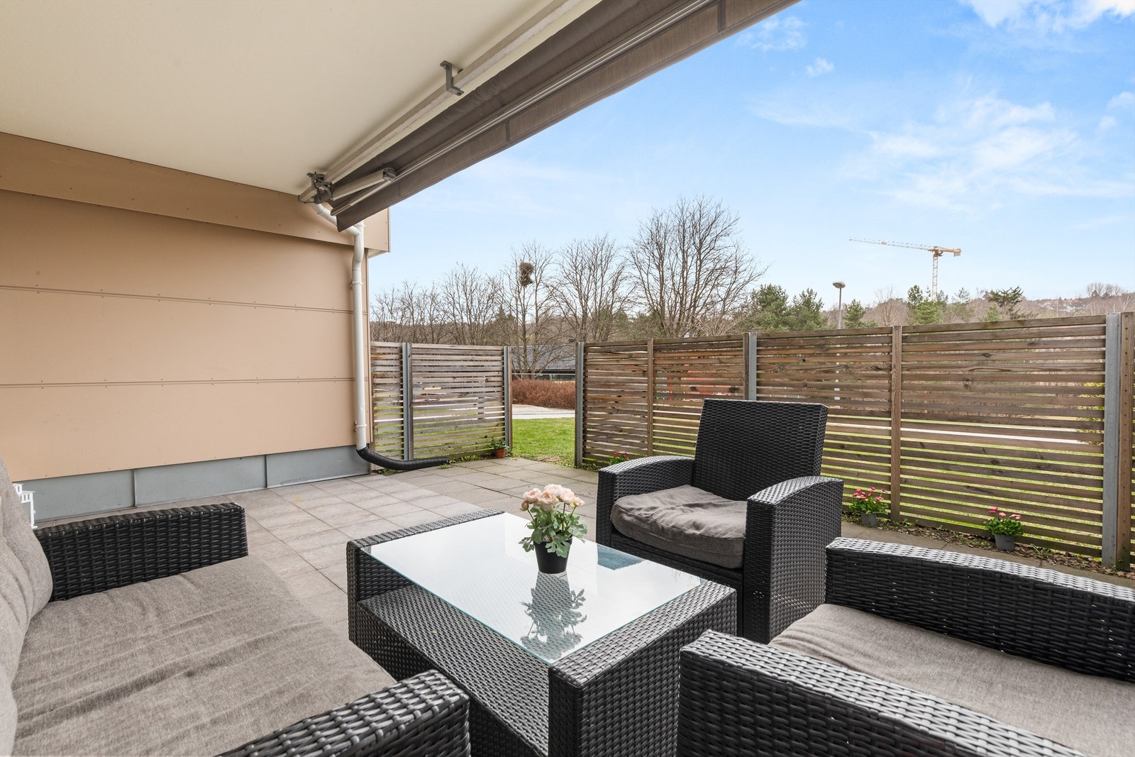 Terrassen er sydvendt og byr på meget gode solforhold, selger informerer om sol omtrent hele dagen på sommerstid. Galleribilde