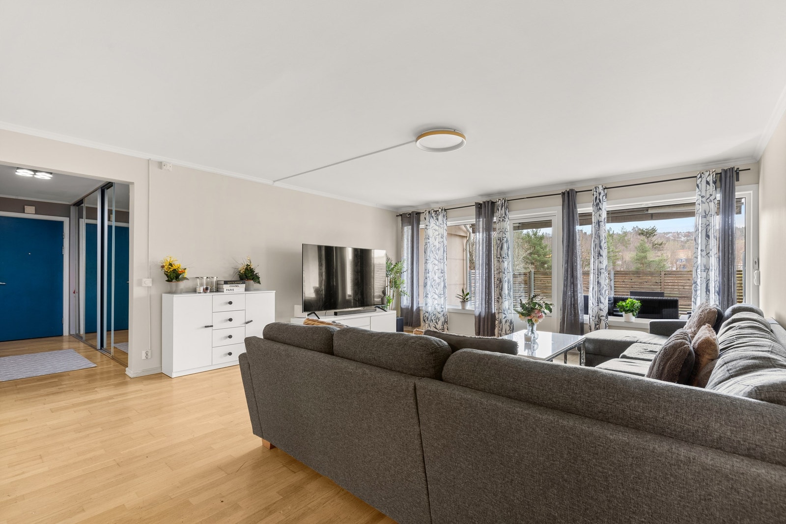 Store vindusflater sørger for rikelig med lysinnslipp og bidrar til en lys og luftig atmosfære i boligen. Galleribilde