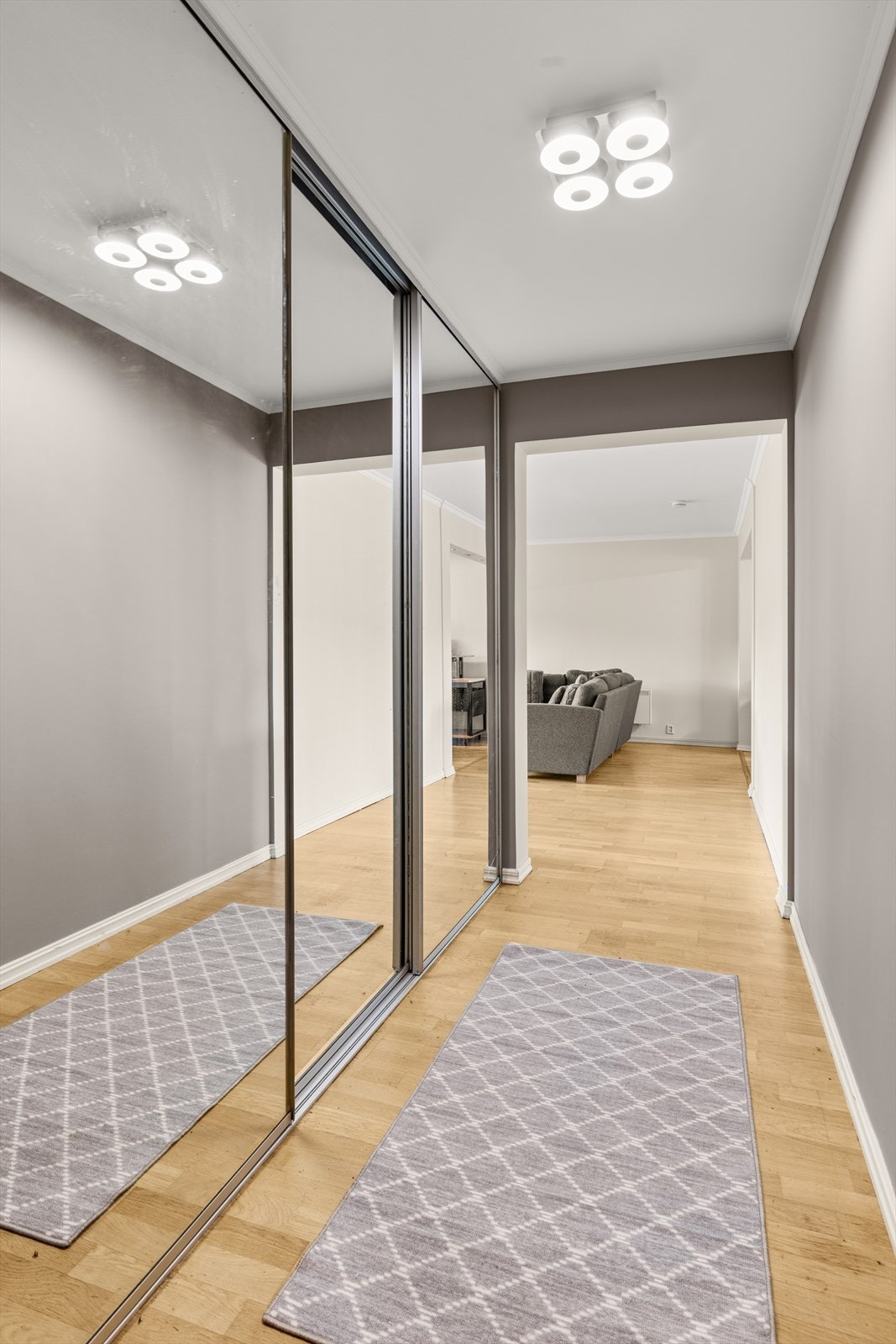 I entréen er det god plass til å henge fra seg yttertøyet og sette fra seg sko i en skyvedørsgarderobe med speilfronter. Galleribilde