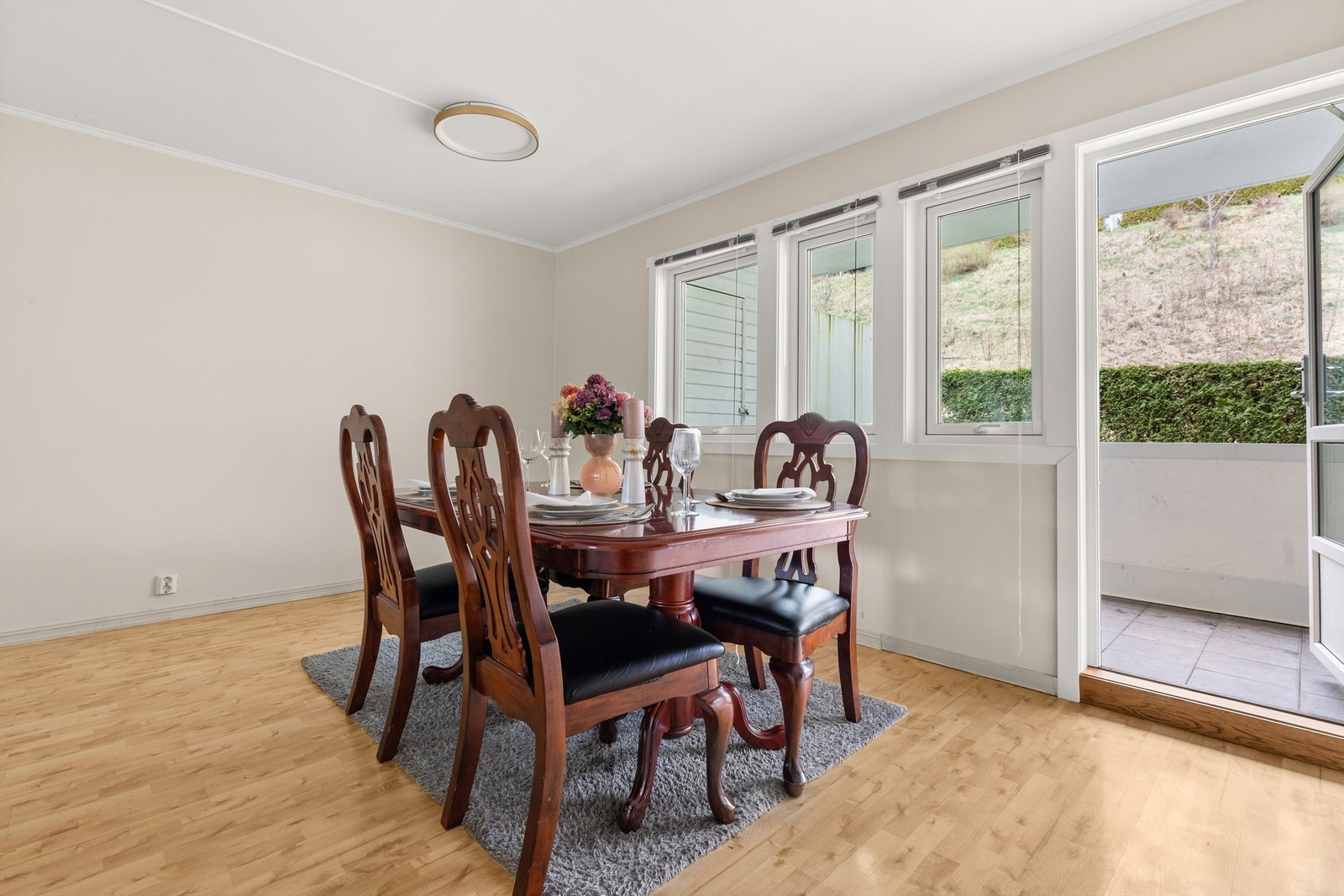 Leilighetens andre terrasse har utgang fra kjøkkenet. Galleribilde