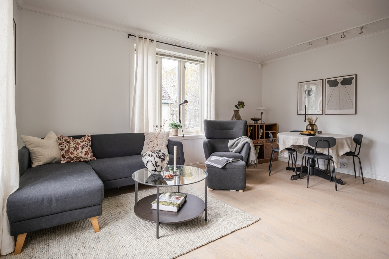 Romslig stue på 24 kvm., praktisk adskilt fra kjøkkenet. Det er lagt smakfull 1-stavsparkett, gjennomgående for oppholdsrommene. Galleribilde