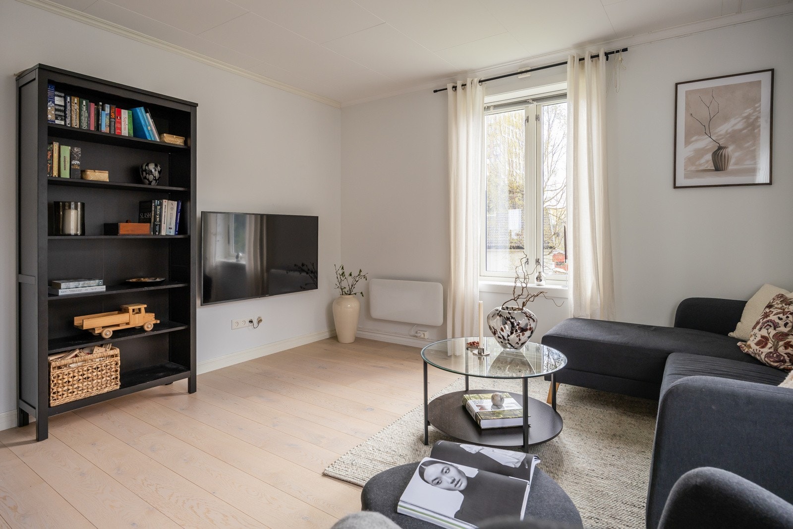 Boligen er del av et lite, veldrevet sameie og måndlige felleskostnader er på kr 2000,- mnd. Galleribilde