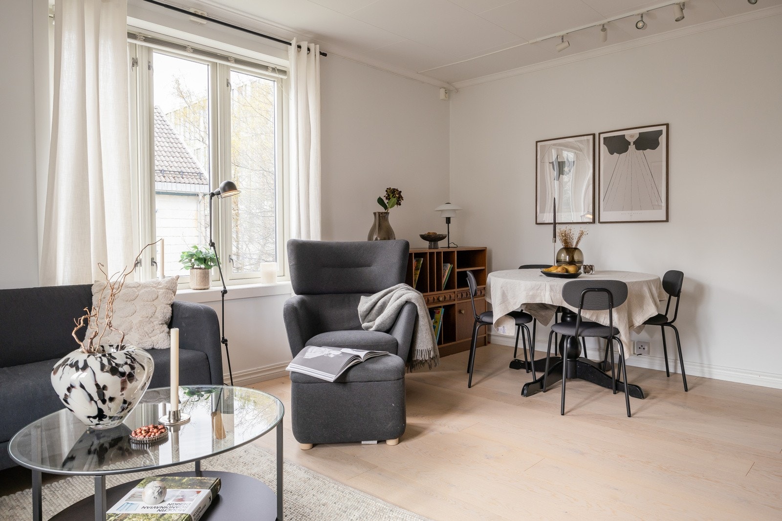 Spisebordet finner sin naturlige plass nærmest kjøkkenet. Leiligheten ligger plassert i 2.etasje og man er så godt som helt skjermet for innsyn og støy. Galleribilde