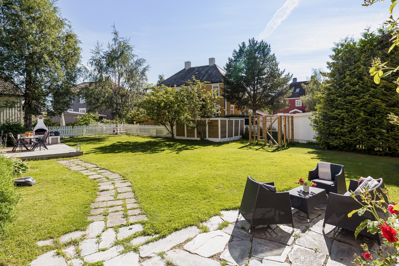 Leiligheten ligger i en klassisk bygård som er godt vedlikeholdt, og plassert på stor, solrik tomt med flott uteområde til fri bruk for beboerne. Galleribilde