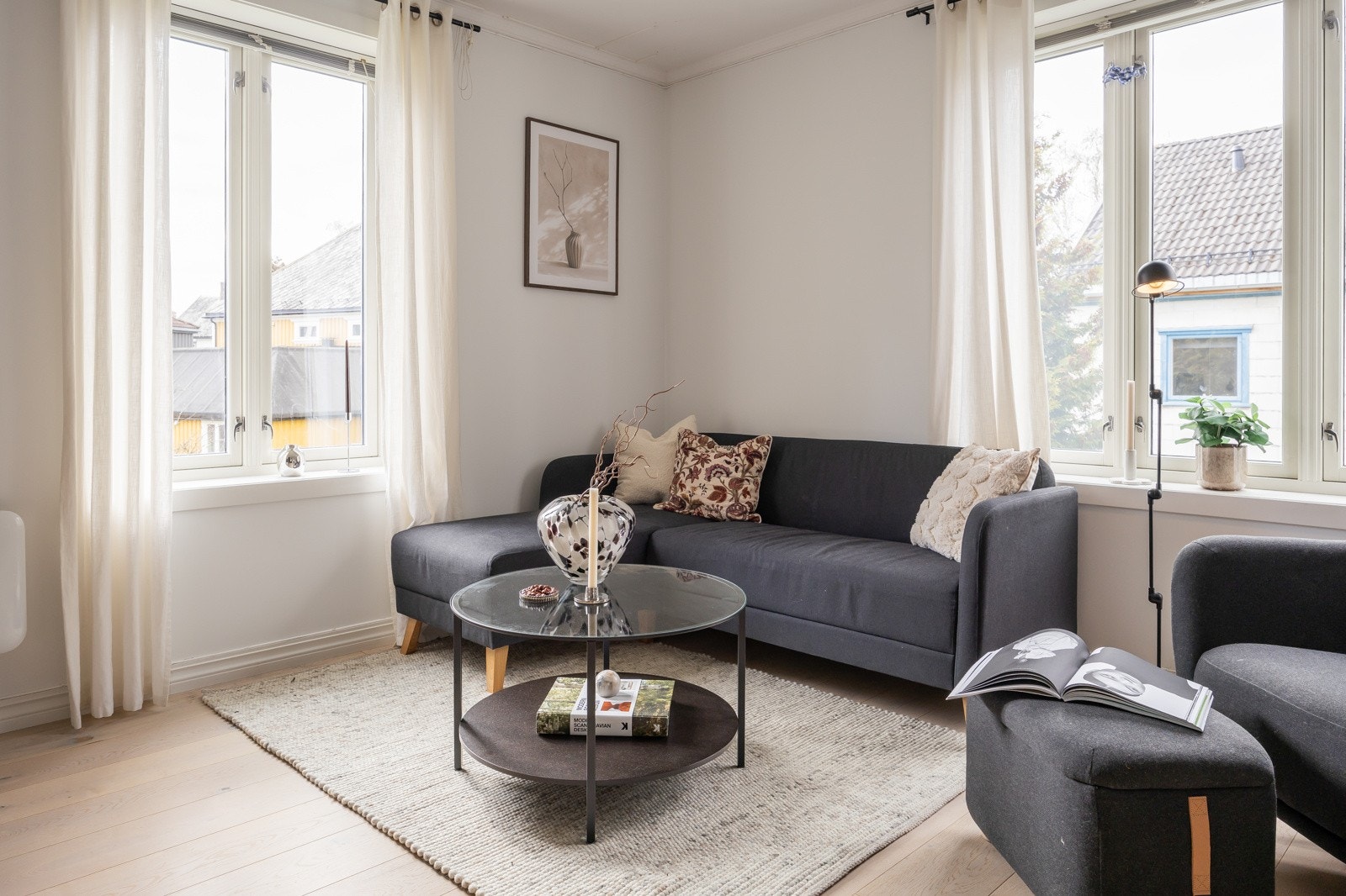 Stua oppleves lys og luftig med vinduer i to himmelretninger for rikelig med naturlig dagslys. Galleribilde