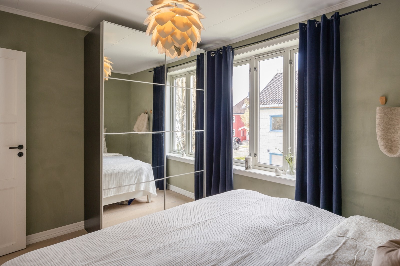 Soverommene kan fint leies ut og gir gode månedlige leieinnteker. Det fremkommer i sameiets vedtekter at eier selv må bo i leiligheten for og kunne fremleie soverom. Galleribilde