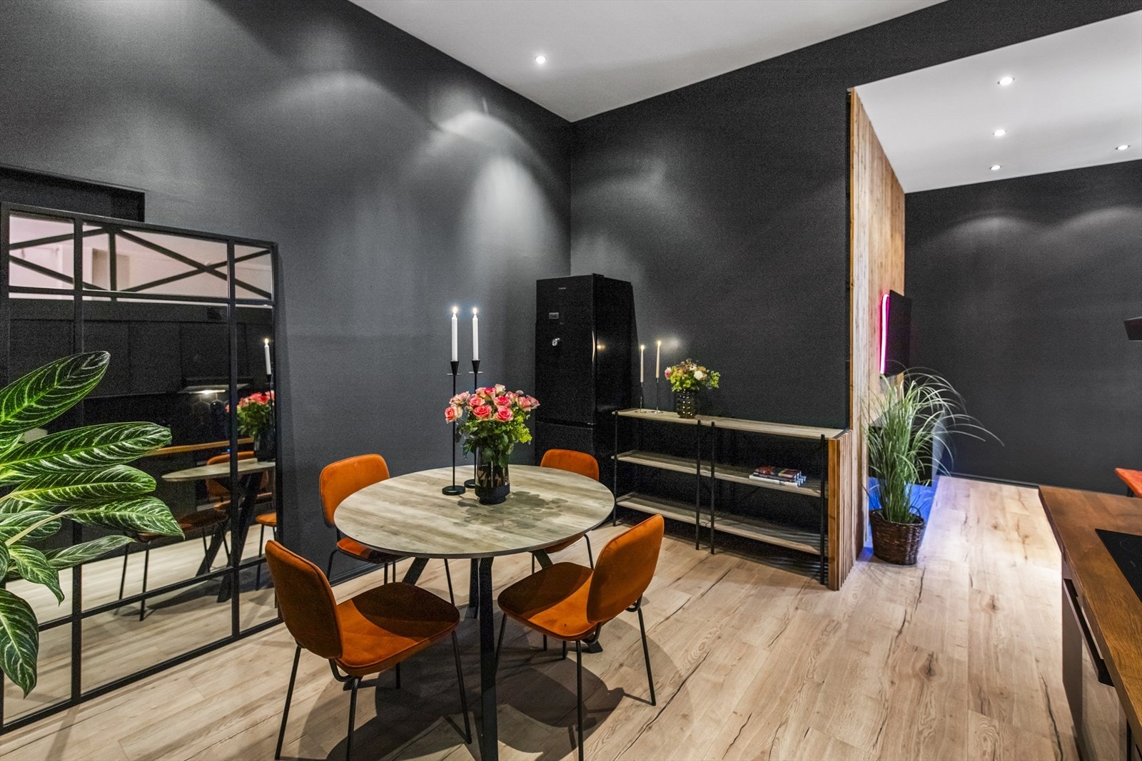 Det er plass til spisebordet ved kjøkkeninnredningen Galleribilde