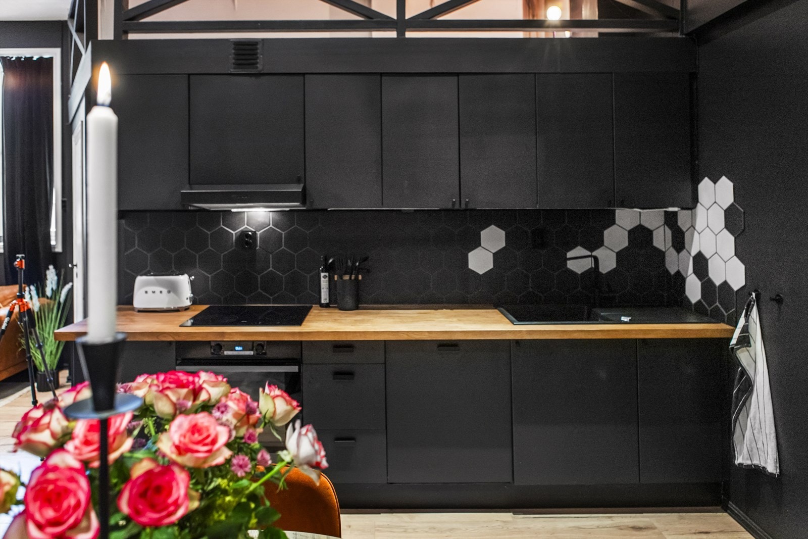 Det er integrerte hvitevarer som komfyr, steketopp og oppvaskmaskin. Galleribilde