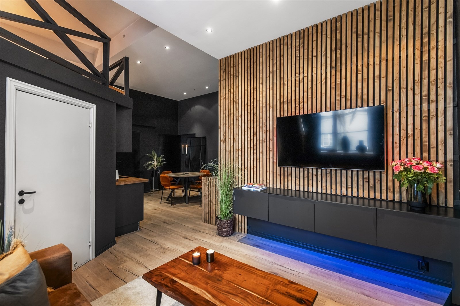 I stuen har du også tilgang til en liten hems som gjør leiligheten til en mer sosial bolig med tydelige soner. Galleribilde