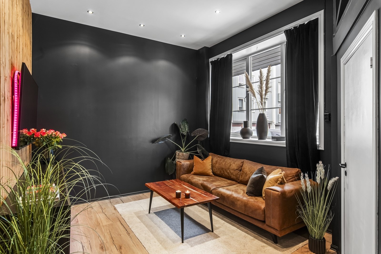 Med takhøyden får du en åpen og luftig stue med fine farger. Galleribilde